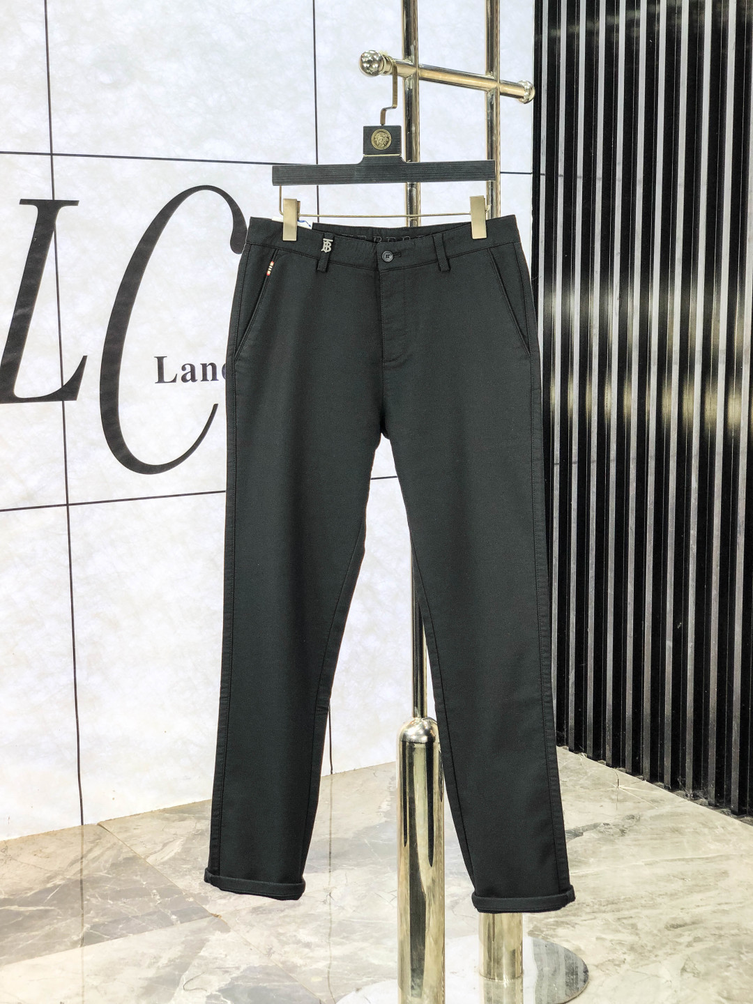 NO:613539,.Burberry. Official website counters are on sale simultaneously, 2025SS new autumn and winter men's casual jeans, original quality, counter-customized original denim fabrics, logo pattern design, h pants body original hardware decoration, clear three-dimensional, f super trendy personality, fashionable and stylish upper body!  Must-have items for trendy men in sizes 28-38, burberry, jeans, alexander wang19860909.巴宝莉.官网专柜同步发售,2025SS秋冬新品男士休闲牛仔裤,原单品质,专柜定制原版牛仔面料,logo图案设计,h裤身原版五金辅料装饰,立体清晰,f超级潮流个性,上身时尚有型！潮男必备单品 码数28-38,,burberry,jeans,alexander wang,Men's clothing