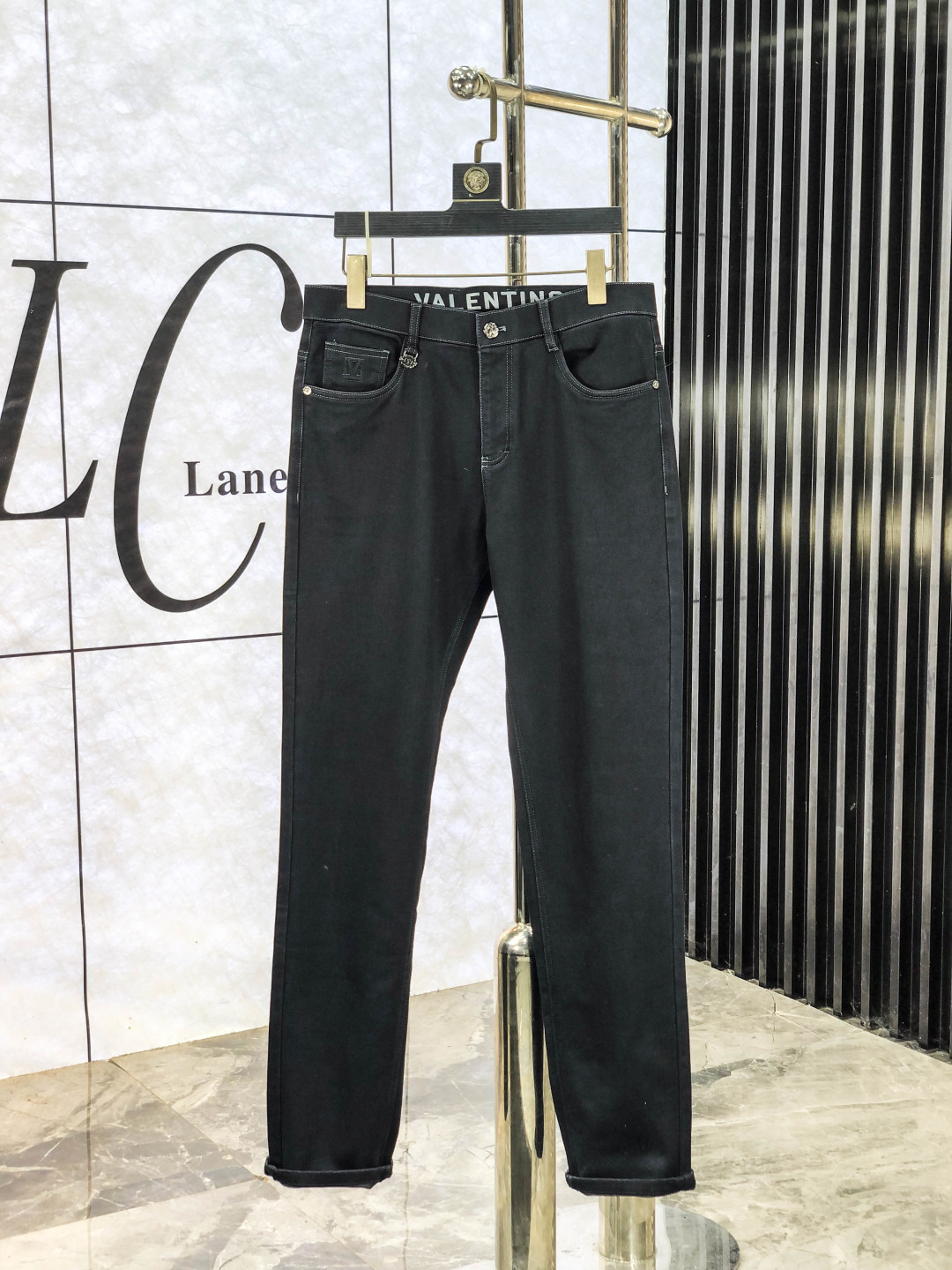 NO:611242,. Valentino. Official website counter sales simultaneously, 2025 SS new autumn and winter men's casual jeans, original quality, counter customized original denim fabric, logo pattern design, h pants body original hardware decoration, clear three-dimensional, f super trendy personality, fashionable and stylish upper body!  Must-have items for trendy men in sizes 28-38, valentino, jeans, alexander wang19860909.华伦天奴.官网专柜同步发售,2025SS秋冬新品男士休闲牛仔裤,原单品质,专柜定制原版牛仔面料,logo图案设计,h裤身原版五金辅料装饰,立体清晰,f超级潮流个性,上身时尚有型！潮男必备单品 码数28-38,,valentino,jeans,alexander wang,Men's clothing