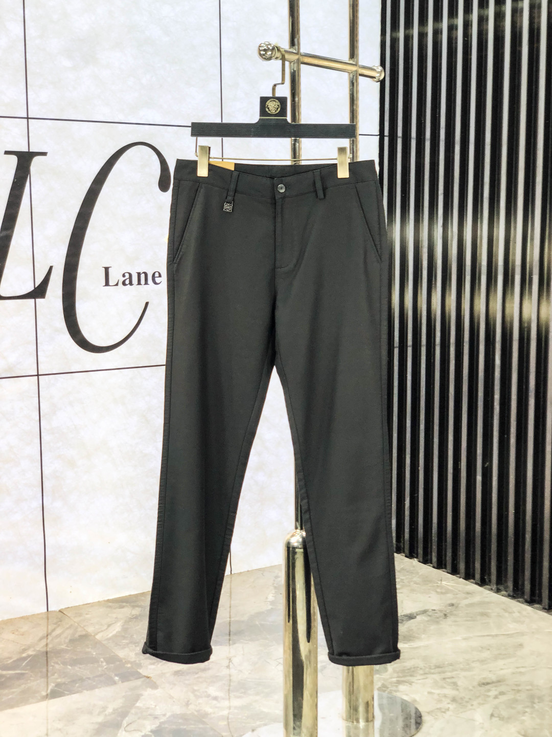 NO:611253,.Loewe. Official website counters are on sale simultaneously, 2025SS new autumn and winter men's casual jeans, original quality, counter-customized original denim fabrics, logo pattern design, h pants body original hardware decoration, clear three-dimensional, f super trendy personality, fashionable and stylish upper body!  Must-have items for trendy men in sizes 28-38, loewe, jeans, alexander wang19860909.罗意威.官网专柜同步发售,2025SS秋冬新品男士休闲牛仔裤,原单品质,专柜定制原版牛仔面料,logo图案设计,h裤身原版五金辅料装饰,立体清晰,f超级潮流个性,上身时尚有型！潮男必备单品 码数28-38,,loewe,jeans,alexander wang,Men's clothing