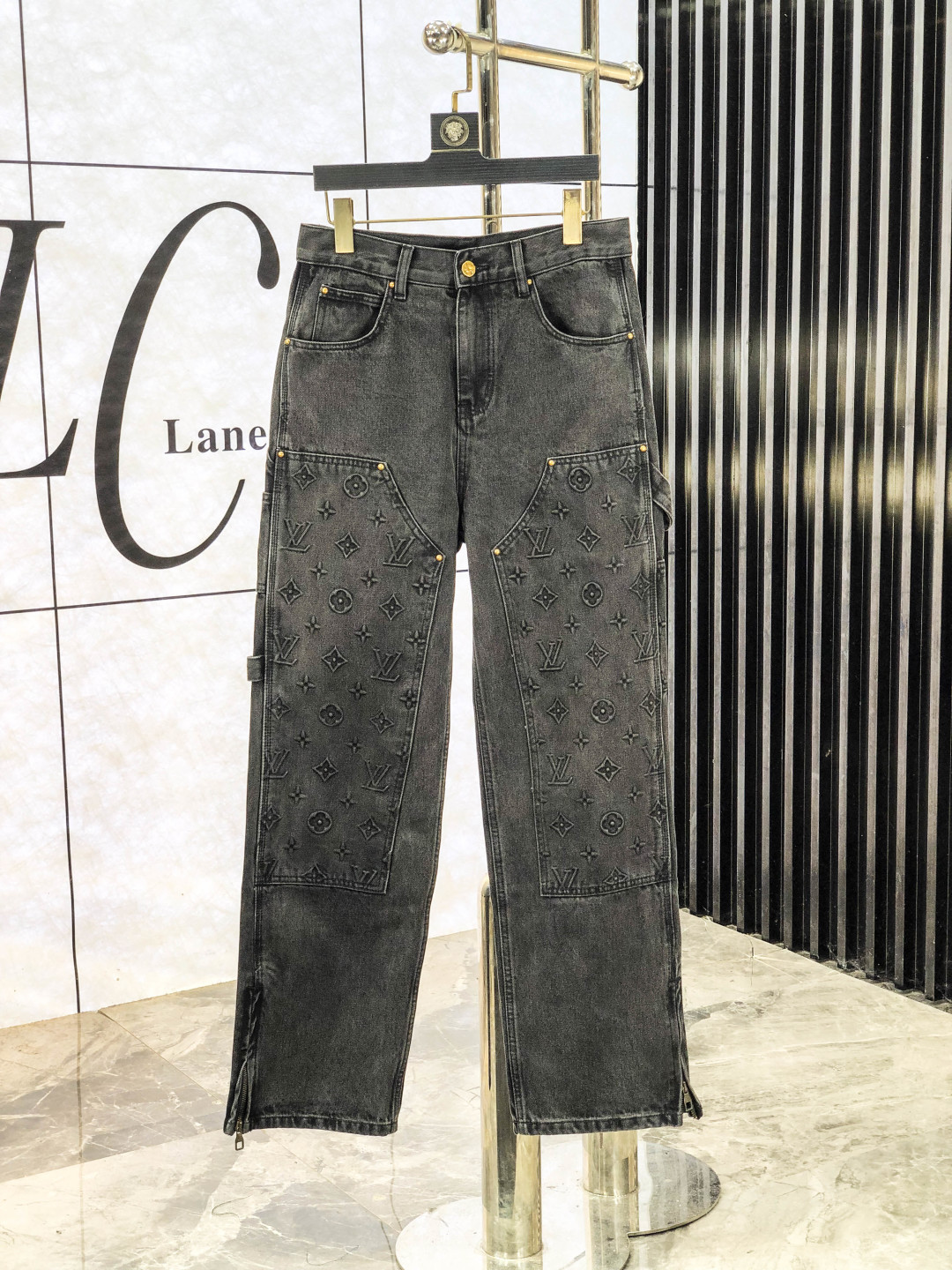 NO:611257,.Lv. 2025 autumn and winter new products, original jeans, original and heavy-made, brand classic LOGO design, complete with three h marks!  Original hardware accessories. Customized denim fabrics at the counter, completely matched to the counter. You are welcome to try it on at the counter before buying. Don’t be afraid of comparing good products. Size 30-40, Louis Vuitton, Jeans, Alexander Wang19860909.Lv.2025秋冬新品,原单牛仔裤 原版重工打造,品牌经典LOGO设计,h三标齐全！原版五金辅料.专柜定制牛仔面料,完全对版专柜,f欢迎专柜试穿后再购买,好货不怕比.码数30-40,,louis vuitton,jeans,alexander wang,Men's clothing