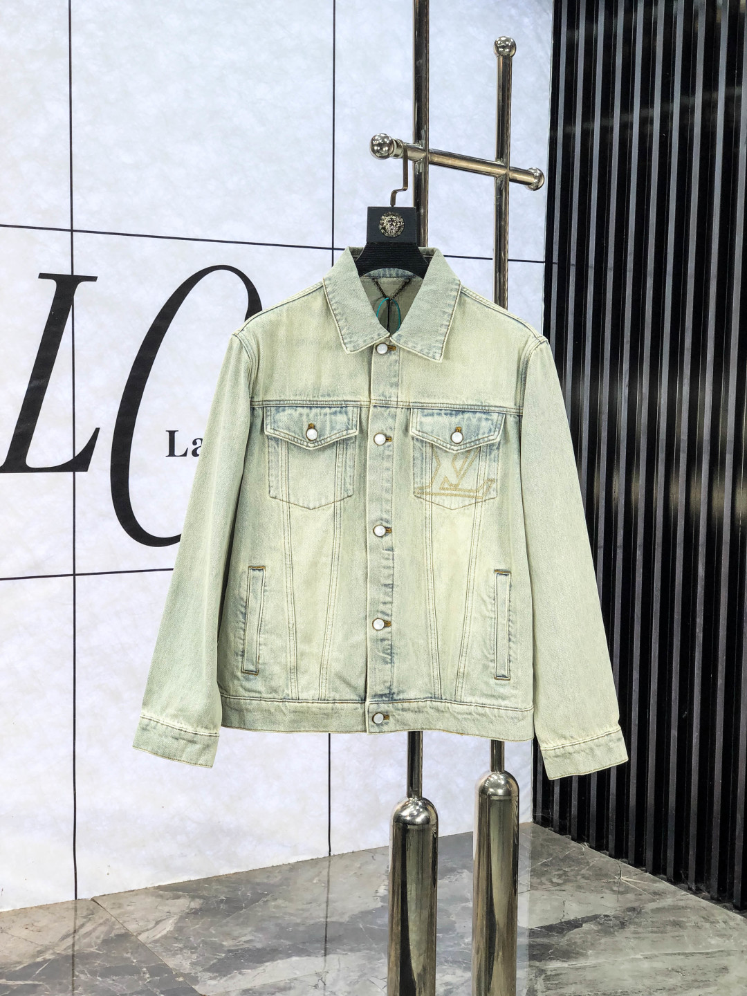 NO:611261,.LV.25ss new autumn and winter denim jacket. It is made of high-density fine denim fabric supplied by customers. It is soft and skin-friendly, anti-wrinkle and upright. It has the brand letter logo, h and full of fashion sense; suitable for a variety of wearing styles; f. A jacket that does not pick your age. Size 46-52. When placing an order, please state your height and weight, louis vuitton, jackets & coats, alexander wang19860909.LV.25ss秋冬新款牛仔外套.采用客供高密度精材质牛仔面料,软糯亲肤,抗皱立挺有型,品牌字母logo,h满满的时尚感；适合多种穿搭风格；f一款不挑年纪的外套 码数46-52 下单报身高体重,,louis vuitton,jackets & coats,alexander wang,Men's clothing
