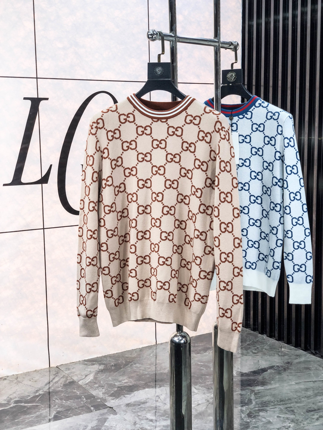 NO:611271,.Gucci.2025ss new fall and winter product soft round neck wool sweater, exclusive design!  A sweater with super smooth lines of knitted wool and cotton that is very in line with the aesthetic tone. c The most basic style is in a minimalist and low-key luxury style. In the fashion industry, the simpler the item, the easier it is to show a high-end fashion sense. The wool knitted blended fabric provided by customers is soft and comfortable to the touch, and has excellent skin-friendliness. It is a very fashionable style for reducing age. It is a must-have item!  Counter size m-3xL. Wear 175/130 catties. Please state your height and weight when placing an order, gucci, sweaters, alexander wang19860909.Gucci.2025ss秋冬新品 柔软圆领羊毛针织衫,设计独家呈现！针织羊毛棉超级流畅线条感极符合美学基调的一款毛衣,c最基础的款式以极简低调的奢华风格,y在时尚界越简单的单品,越极易彰显出高级时髦感,客供羊毛针织混纺面料,触感柔软舒适,亲肤性极佳,极具减龄时髦款式,必入单品！专柜码数m-3xL .m穿175/130斤.下单报身高体重,,gucci,sweaters,alexander wang,Men's clothing