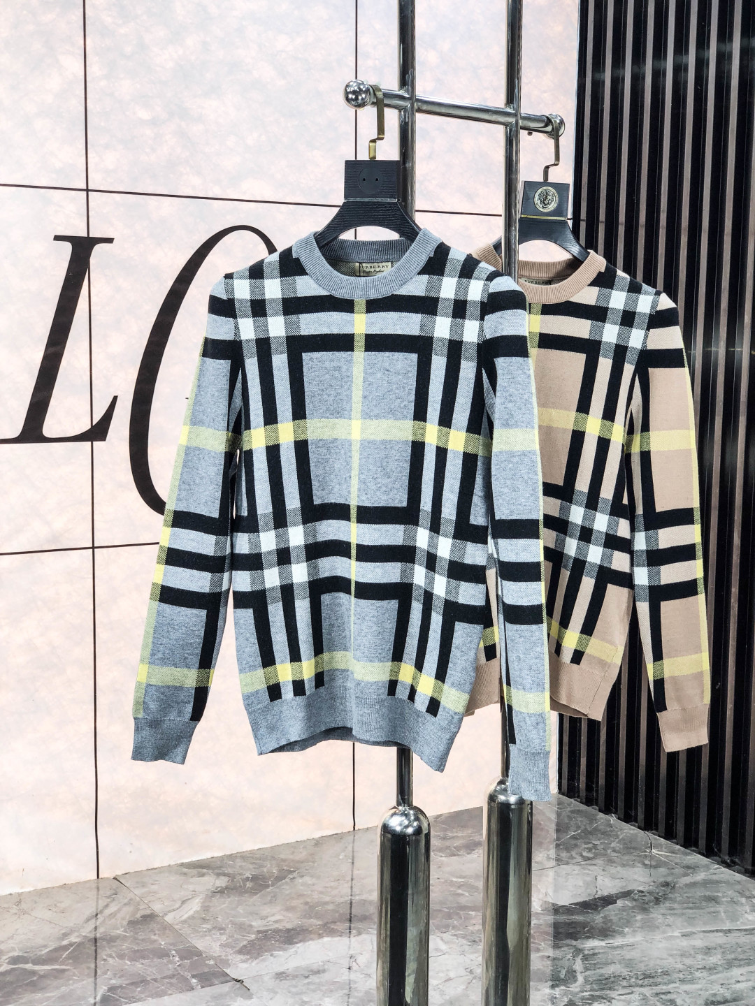 NO:611273,.Burberry. 2025ss new autumn and winter soft round neck wool sweater, exclusive design!  A sweater with super smooth lines of knitted wool and cotton that is very in line with the aesthetic tone. c The most basic style is in a minimalist and low-key luxury style. In the fashion industry, the simpler the item, the easier it is to show a high-end fashion sense. The wool knitted blended fabric provided by customers is soft and comfortable to the touch, and has excellent skin-friendliness. It is a very fashionable style for reducing age. It is a must-have item!  Counter size m-3xL. Wear 175/130 catties. Please state your height and weight when placing an order, burberry, sweaters, alexander wang19860909.巴宝莉.2025ss秋冬新品 柔软圆领羊毛针织衫,设计独家呈现！针织羊毛棉超级流畅线条感极符合美学基调的一款毛衣,c最基础的款式以极简低调的奢华风格,y在时尚界越简单的单品,越极易彰显出高级时髦感,客供羊毛针织混纺面料,触感柔软舒适,亲肤性极佳,极具减龄时髦款式,必入单品！专柜码数m-3xL .m穿175/130斤.下单报身高体重,,burberry,sweaters,alexander wang,Men's clothing