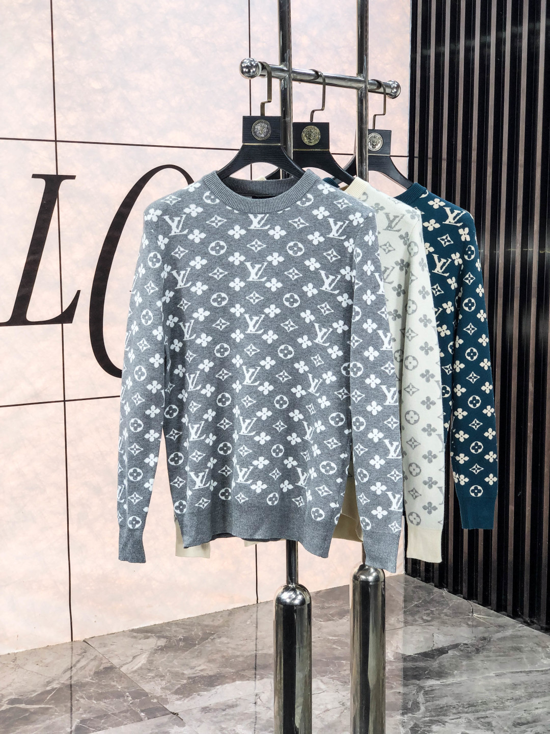 NO:611277,.LV.2025ss new autumn and winter soft round neck wool sweater, exclusive design!  A sweater with super smooth lines of knitted wool and cotton that is very in line with the aesthetic tone. c The most basic style is in a minimalist and low-key luxury style. In the fashion industry, the simpler the item, the easier it is to show a high-end fashion sense. The wool knitted blended fabric provided by customers is soft and comfortable to the touch, and has excellent skin-friendliness. It is a very fashionable style for reducing age. It is a must-have item!  Counter size m-3xL. Wear 175/130 catties. Please state your height and weight when placing an order, louis vuitton, sweaters, alexander wang19860909.LV.2025ss秋冬新品 柔软圆领羊毛针织衫,设计独家呈现！针织羊毛棉超级流畅线条感极符合美学基调的一款毛衣,c最基础的款式以极简低调的奢华风格,y在时尚界越简单的单品,越极易彰显出高级时髦感,客供羊毛针织混纺面料,触感柔软舒适,亲肤性极佳,极具减龄时髦款式,必入单品！专柜码数m-3xL .m穿175/130斤.下单报身高体重,,louis vuitton,sweaters,alexander wang,Men's clothing