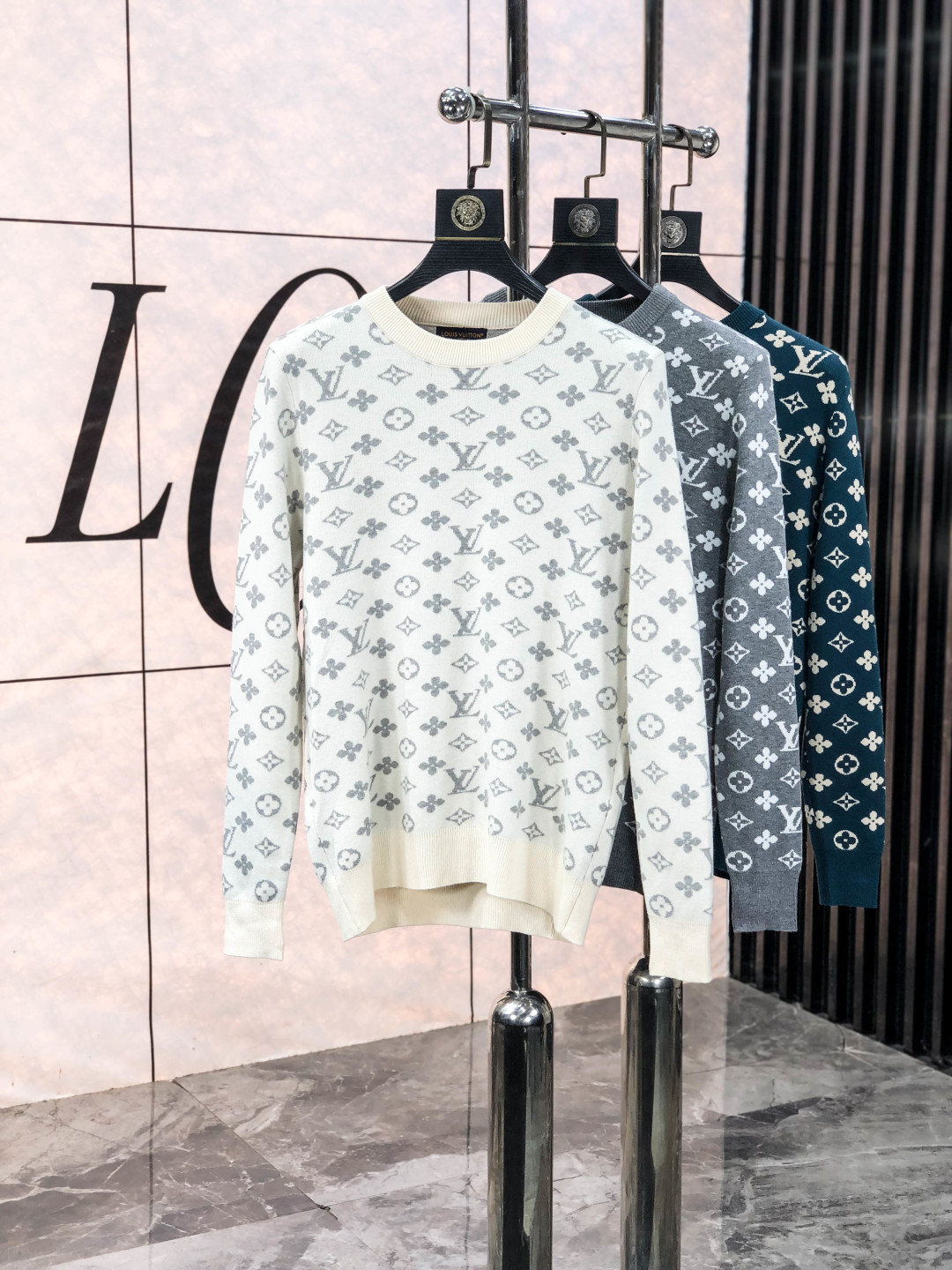 NO:611282,.Lv.2025ss new autumn and winter soft round neck wool sweater, exclusive design!  A sweater with super smooth lines of knitted wool and cotton that is very in line with the aesthetic tone. c The most basic style is in a minimalist and low-key luxury style. In the fashion industry, the simpler the item, the easier it is to show a high-end fashion sense. The wool knitted blended fabric provided by customers is soft and comfortable to the touch, and has excellent skin-friendliness. It is a very fashionable style for reducing age. It is a must-have item!  Counter size m-3xL. Wear 175/130 catties. Please state your height and weight when placing an order, louis vuitton, sweaters, alexander wang19860909.Lv.2025ss秋冬新品 柔软圆领羊毛针织衫,设计独家呈现！针织羊毛棉超级流畅线条感极符合美学基调的一款毛衣,c最基础的款式以极简低调的奢华风格,y在时尚界越简单的单品,越极易彰显出高级时髦感,客供羊毛针织混纺面料,触感柔软舒适,亲肤性极佳,极具减龄时髦款式,必入单品！专柜码数m-3xL .m穿175/130斤.下单报身高体重,,louis vuitton,sweaters,alexander wang,Men's clothing