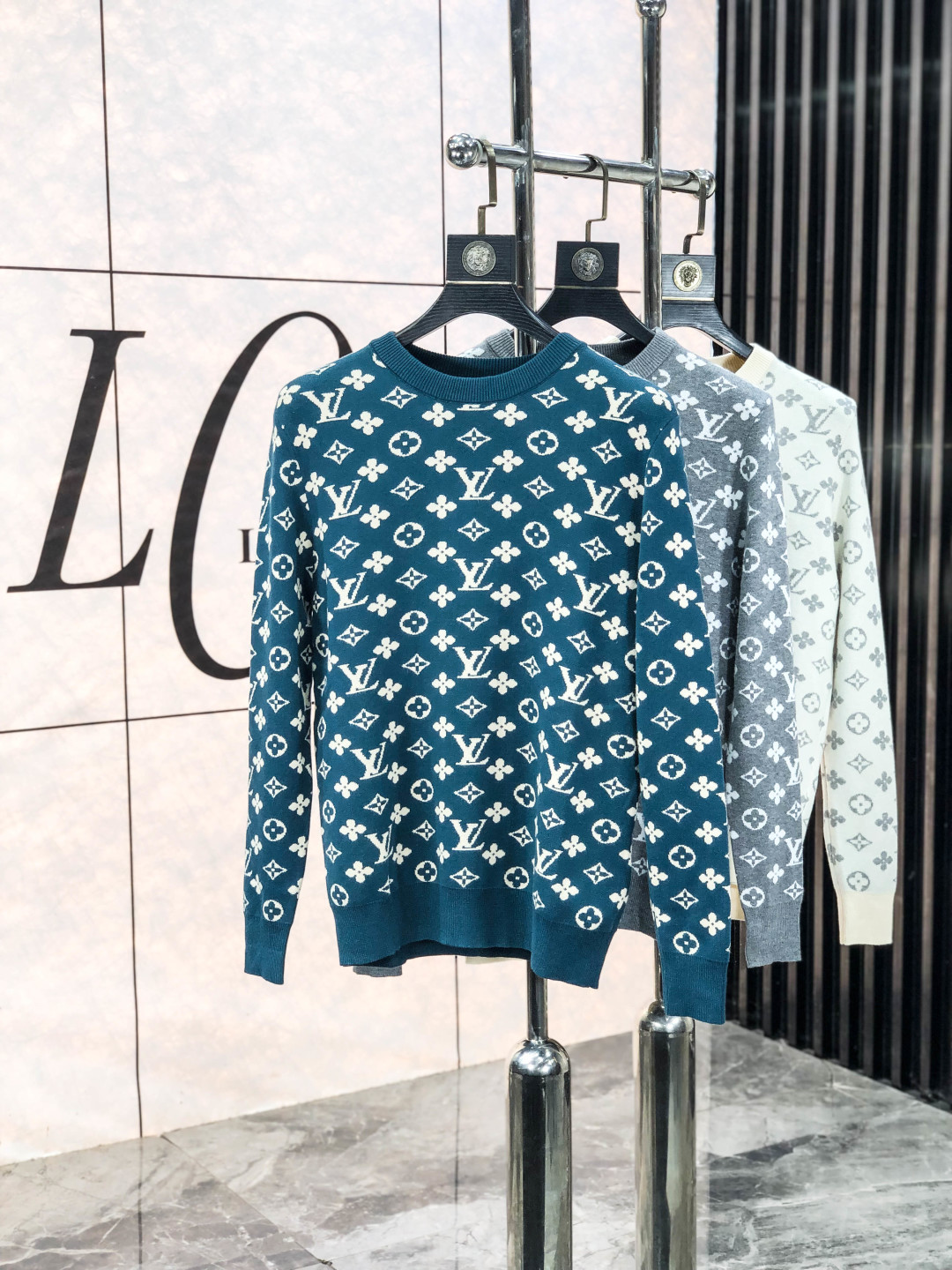 NO:611287,.LV.2025ss new autumn and winter soft round neck wool sweater, exclusive design!  A sweater with super smooth lines of knitted wool and cotton that is very in line with the aesthetic tone. c The most basic style is in a minimalist and low-key luxury style. In the fashion industry, the simpler the item, the easier it is to show a high-end fashion sense. The wool knitted blended fabric provided by customers is soft and comfortable to the touch, and has excellent skin-friendliness. It is a very fashionable style for reducing age. It is a must-have item!  Counter size m-3xL. Wear 175/130 catties. Please state your height and weight when placing an order, louis vuitton, sweaters, alexander wang19860909.LV.2025ss秋冬新品 柔软圆领羊毛针织衫,设计独家呈现！针织羊毛棉超级流畅线条感极符合美学基调的一款毛衣,c最基础的款式以极简低调的奢华风格,y在时尚界越简单的单品,越极易彰显出高级时髦感,客供羊毛针织混纺面料,触感柔软舒适,亲肤性极佳,极具减龄时髦款式,必入单品！专柜码数m-3xL .m穿175/130斤.下单报身高体重,,louis vuitton,sweaters,alexander wang,Men's clothing