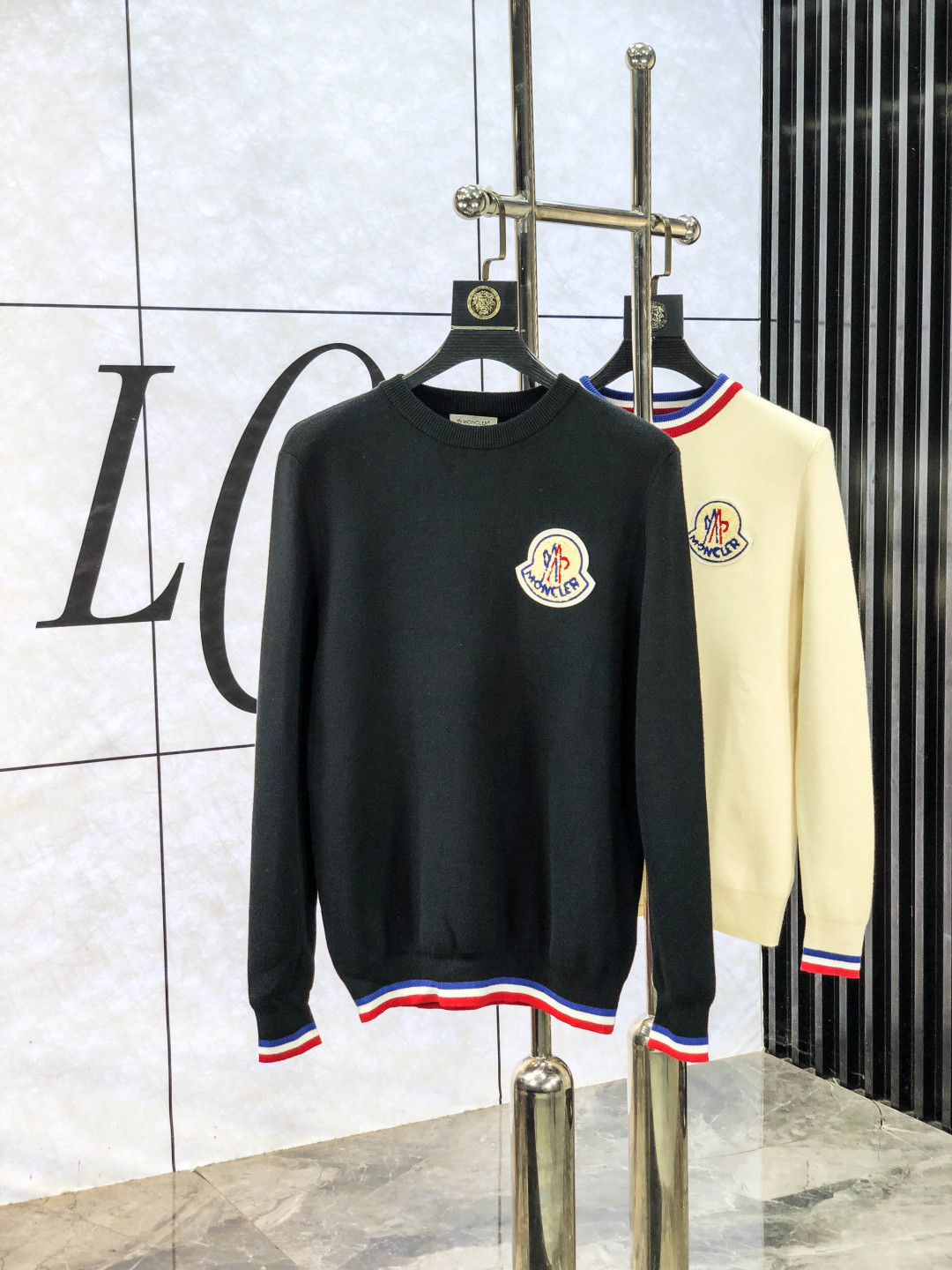 NO:613543,.Mengkou. 2025ss new fall and winter product soft round neck wool sweater, exclusive design!  A sweater with super smooth lines of knitted wool and cotton that is very in line with the aesthetic tone. c The most basic style is in a minimalist and low-key luxury style. In the fashion industry, the simpler the item, the easier it is to show a high-end fashion sense. The wool knitted blended fabric provided by customers is soft and comfortable to the touch, and has excellent skin-friendliness. It is a very fashionable style for reducing age. It is a must-have item!  Counter size m-3xL. Wear 175/130 catties. Please state your height and weight when placing an order, Moncler, sweaters, alexander wang19860909.蒙口.2025ss秋冬新品 柔软圆领羊毛针织衫,设计独家呈现！针织羊毛棉超级流畅线条感极符合美学基调的一款毛衣,c最基础的款式以极简低调的奢华风格,y在时尚界越简单的单品,越极易彰显出高级时髦感,客供羊毛针织混纺面料,触感柔软舒适,亲肤性极佳,极具减龄时髦款式,必入单品！专柜码数m-3xL .m穿175/130斤.下单报身高体重,,Moncler,sweaters,alexander wang,Men's clothing