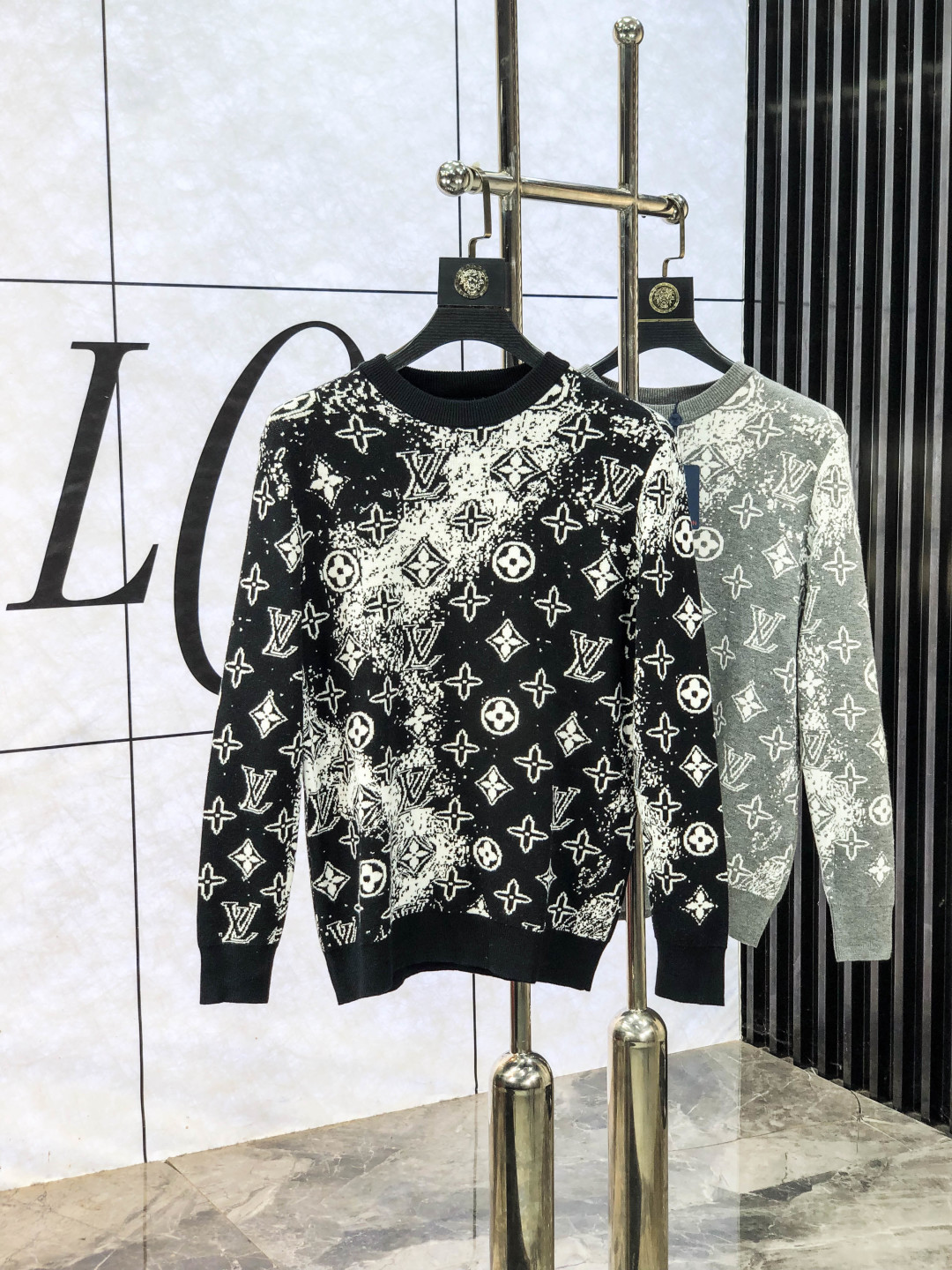 NO:613550,.LV.2025ss new autumn and winter soft round neck wool sweater, exclusive design!  A sweater with super smooth lines of knitted wool and cotton that is very in line with the aesthetic tone. c The most basic style is in a minimalist and low-key luxury style. In the fashion industry, the simpler the item, the easier it is to show a high-end fashion sense. The wool knitted blended fabric provided by customers is soft and comfortable to the touch, and has excellent skin-friendliness. It is a very fashionable style for reducing age. It is a must-have item!  Counter size m-3xL. Wear 175/130 catties. Please state your height and weight when placing an order, louis vuitton, sweaters, alexander wang19860909.LV.2025ss秋冬新品 柔软圆领羊毛针织衫,设计独家呈现！针织羊毛棉超级流畅线条感极符合美学基调的一款毛衣,c最基础的款式以极简低调的奢华风格,y在时尚界越简单的单品,越极易彰显出高级时髦感,客供羊毛针织混纺面料,触感柔软舒适,亲肤性极佳,极具减龄时髦款式,必入单品！专柜码数m-3xL .m穿175/130斤.下单报身高体重,,louis vuitton,sweaters,alexander wang,Men's clothing