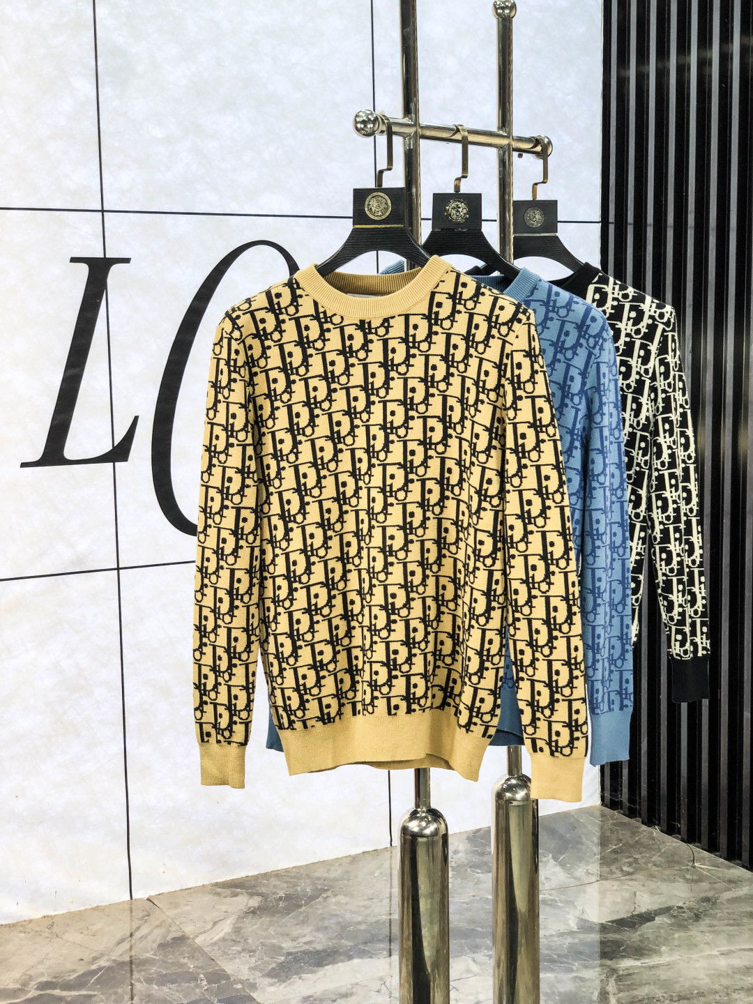 NO:613554,.Dior.2025ss new fall and winter product soft round neck wool sweater, exclusive design!  A sweater with super smooth lines of knitted wool and cotton that is very in line with the aesthetic tone. c The most basic style is in a minimalist and low-key luxury style. In the fashion industry, the simpler the item, the easier it is to show a high-end fashion sense. The wool knitted blended fabric provided by customers is soft and comfortable to the touch, and has excellent skin-friendliness. It is a very fashionable style for reducing age. It is a must-have item!  Counter size m-3xL. Wear 175/130 catties. Please state your height and weight when placing an order, dior, sweaters, alexander wang19860909.Dior.2025ss秋冬新品 柔软圆领羊毛针织衫,设计独家呈现！针织羊毛棉超级流畅线条感极符合美学基调的一款毛衣,c最基础的款式以极简低调的奢华风格,y在时尚界越简单的单品,越极易彰显出高级时髦感,客供羊毛针织混纺面料,触感柔软舒适,亲肤性极佳,极具减龄时髦款式,必入单品！专柜码数m-3xL .m穿175/130斤.下单报身高体重,,dior,sweaters,alexander wang,Men's clothing