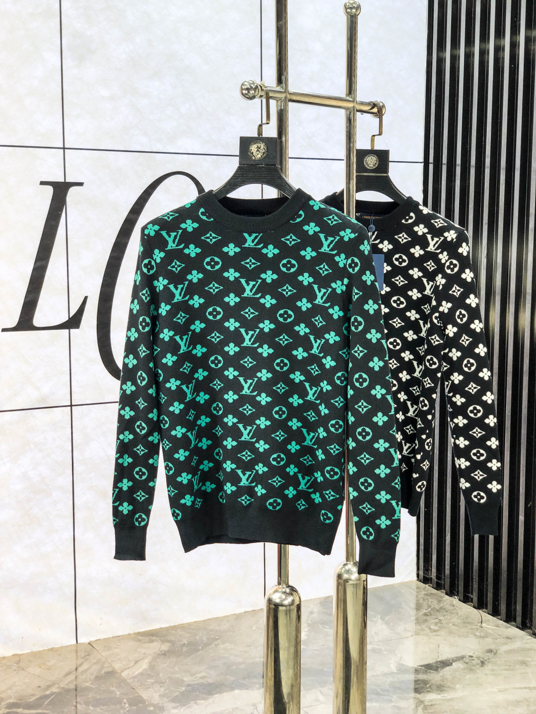 NO:613563,.LV.2025ss new autumn and winter soft round neck wool sweater, exclusive design!  A sweater with super smooth lines of knitted wool and cotton that is very in line with the aesthetic tone. c The most basic style is in a minimalist and low-key luxury style. In the fashion industry, the simpler the item, the easier it is to show a high-end fashion sense. The wool knitted blended fabric provided by customers is soft and comfortable to the touch, and has excellent skin-friendliness. It is a very fashionable style for reducing age. It is a must-have item!  Counter size m-3xL. Wear 175/130 catties. Please state your height and weight when placing an order, louis vuitton, sweaters, alexander wang19860909.LV.2025ss秋冬新品 柔软圆领羊毛针织衫,设计独家呈现！针织羊毛棉超级流畅线条感极符合美学基调的一款毛衣,c最基础的款式以极简低调的奢华风格,y在时尚界越简单的单品,越极易彰显出高级时髦感,客供羊毛针织混纺面料,触感柔软舒适,亲肤性极佳,极具减龄时髦款式,必入单品！专柜码数m-3xL .m穿175/130斤.下单报身高体重,,louis vuitton,sweaters,alexander wang,Men's clothing