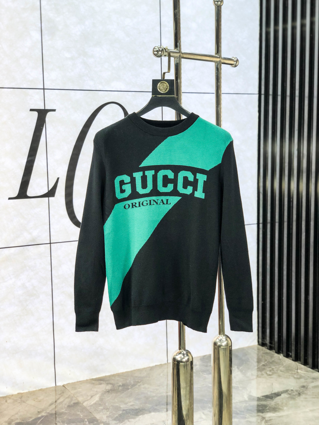 NO:613569,.Gucci.2025ss new fall and winter product soft round neck wool sweater, exclusive design!  A sweater with super smooth lines of knitted wool and cotton that is very in line with the aesthetic tone. c The most basic style is in a minimalist and low-key luxury style. In the fashion industry, the simpler the item, the easier it is to show a high-end fashion sense. The wool knitted blended fabric provided by customers is soft and comfortable to the touch, and has excellent skin-friendliness. It is a very fashionable style for reducing age. It is a must-have item!  Counter size m-3xL. Wear 175/130 catties. Please state your height and weight when placing an order, gucci, sweaters, alexander wang19860909.Gucci.2025ss秋冬新品 柔软圆领羊毛针织衫,设计独家呈现！针织羊毛棉超级流畅线条感极符合美学基调的一款毛衣,c最基础的款式以极简低调的奢华风格,y在时尚界越简单的单品,越极易彰显出高级时髦感,客供羊毛针织混纺面料,触感柔软舒适,亲肤性极佳,极具减龄时髦款式,必入单品！专柜码数m-3xL .m穿175/130斤.下单报身高体重,,gucci,sweaters,alexander wang,Men's clothing