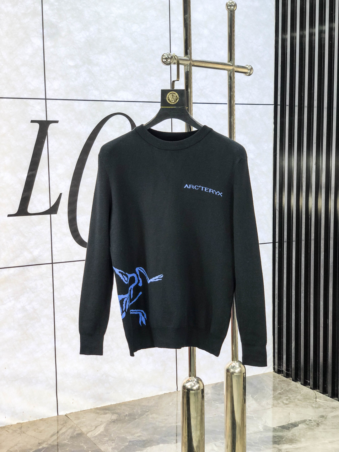 NO:613575,.Arc'teryx. 2025ss new fall and winter product soft round neck wool sweater, exclusive design!  A sweater with super smooth lines of knitted wool and cotton that is very in line with the aesthetic tone. c The most basic style is in a minimalist and low-key luxury style. In the fashion industry, the simpler the item, the easier it is to show a high-end fashion sense. The wool knitted blended fabric provided by customers is soft and comfortable to the touch, and has excellent skin-friendliness. It is a very fashionable style for reducing age. It is a must-have item!  Counter size m-3xL. Wear 175/130 catties. Please state your height and weight when placing an order, arc'teryx, sweaters, alexander wang19860909.始祖鸟.2025ss秋冬新品 柔软圆领羊毛针织衫,设计独家呈现！针织羊毛棉超级流畅线条感极符合美学基调的一款毛衣,c最基础的款式以极简低调的奢华风格,y在时尚界越简单的单品,越极易彰显出高级时髦感,客供羊毛针织混纺面料,触感柔软舒适,亲肤性极佳,极具减龄时髦款式,必入单品！专柜码数m-3xL .m穿175/130斤.下单报身高体重,arc'teryx,sweaters,alexander wang,Men's clothing