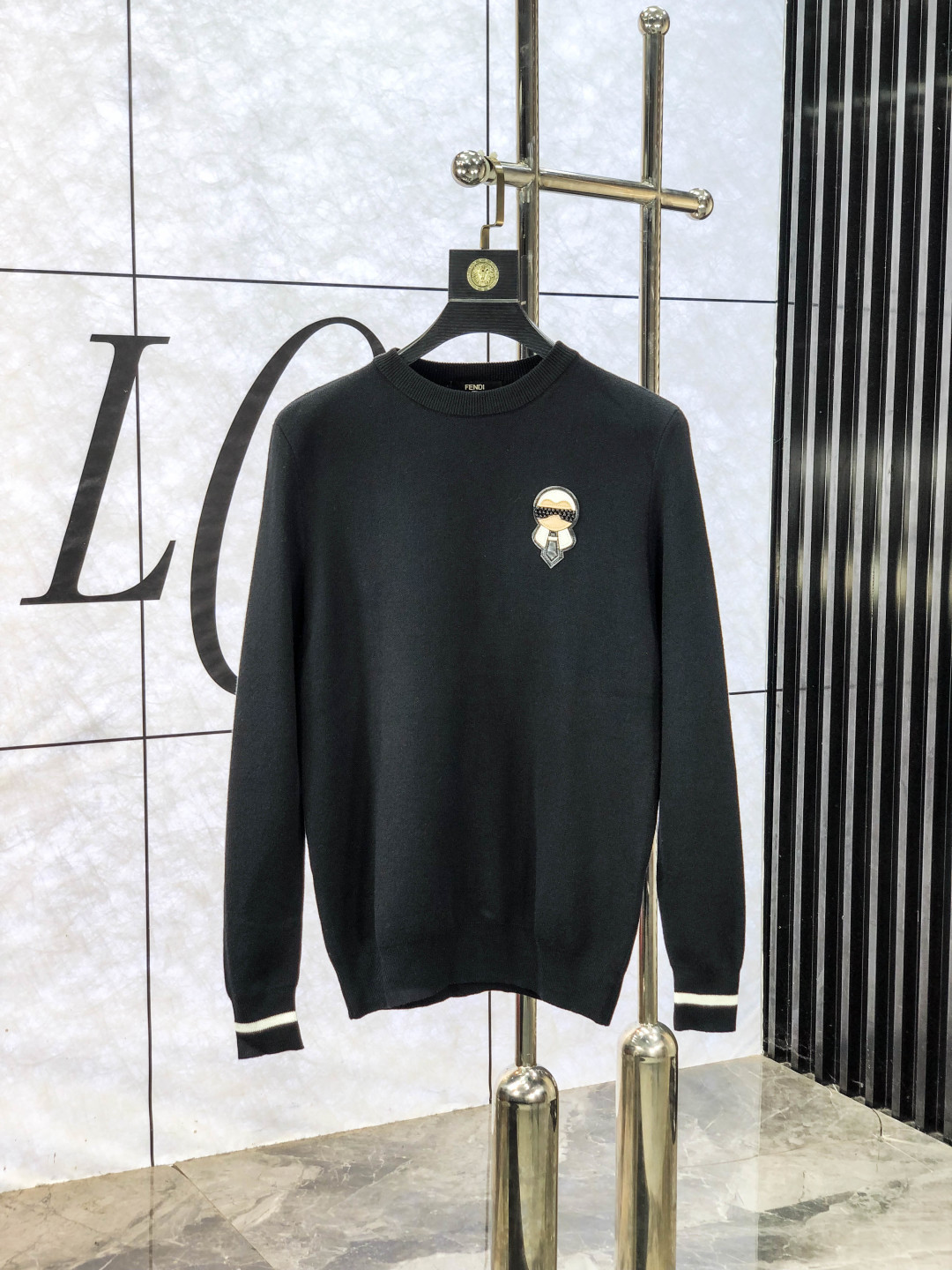 NO:613581,.FENDI. 2025ss new fall and winter product, soft round neck wool sweater, exclusive design!  A sweater with super smooth lines of knitted wool and cotton that is very in line with the aesthetic tone. c The most basic style is in a minimalist and low-key luxury style. In the fashion industry, the simpler the item, the easier it is to show a high-end fashion sense. The wool knitted blended fabric provided by customers is soft and comfortable to the touch, and has excellent skin-friendliness. It is a very fashionable style for reducing age. It is a must-have item!  Counter size m-3xL. Wear 175/130 catties. Please state your height and weight when placing an order, fendi, sweaters, alexander wang19860909.芬迪.2025ss秋冬新品 柔软圆领羊毛针织衫,设计独家呈现！针织羊毛棉超级流畅线条感极符合美学基调的一款毛衣,c最基础的款式以极简低调的奢华风格,y在时尚界越简单的单品,越极易彰显出高级时髦感,客供羊毛针织混纺面料,触感柔软舒适,亲肤性极佳,极具减龄时髦款式,必入单品！专柜码数m-3xL .m穿175/130斤.下单报身高体重,,fendi,sweaters,alexander wang,Men's clothing