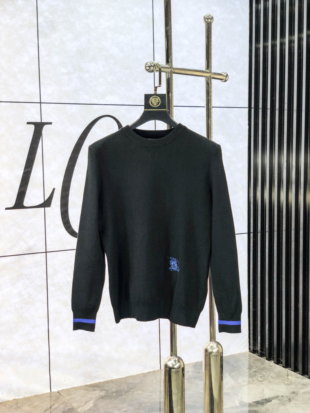 NO:613587,.Burberry. 2025ss new autumn and winter soft round neck wool sweater, exclusive design!  A sweater with super smooth lines of knitted wool and cotton that is very in line with the aesthetic tone. c The most basic style is in a minimalist and low-key luxury style. In the fashion industry, the simpler the item, the easier it is to show a high-end fashion sense. The wool knitted blended fabric provided by customers is soft and comfortable to the touch, and has excellent skin-friendliness. It is a very fashionable style for reducing age. It is a must-have item!  Counter size m-3xL. Wear 175/130 catties. Please state your height and weight when placing an order, burberry, sweaters, alexander wang19860909.巴宝莉.2025ss秋冬新品 柔软圆领羊毛针织衫,设计独家呈现！针织羊毛棉超级流畅线条感极符合美学基调的一款毛衣,c最基础的款式以极简低调的奢华风格,y在时尚界越简单的单品,越极易彰显出高级时髦感,客供羊毛针织混纺面料,触感柔软舒适,亲肤性极佳,极具减龄时髦款式,必入单品！专柜码数m-3xL .m穿175/130斤.下单报身高体重,,burberry,sweaters,alexander wang,Men's clothing