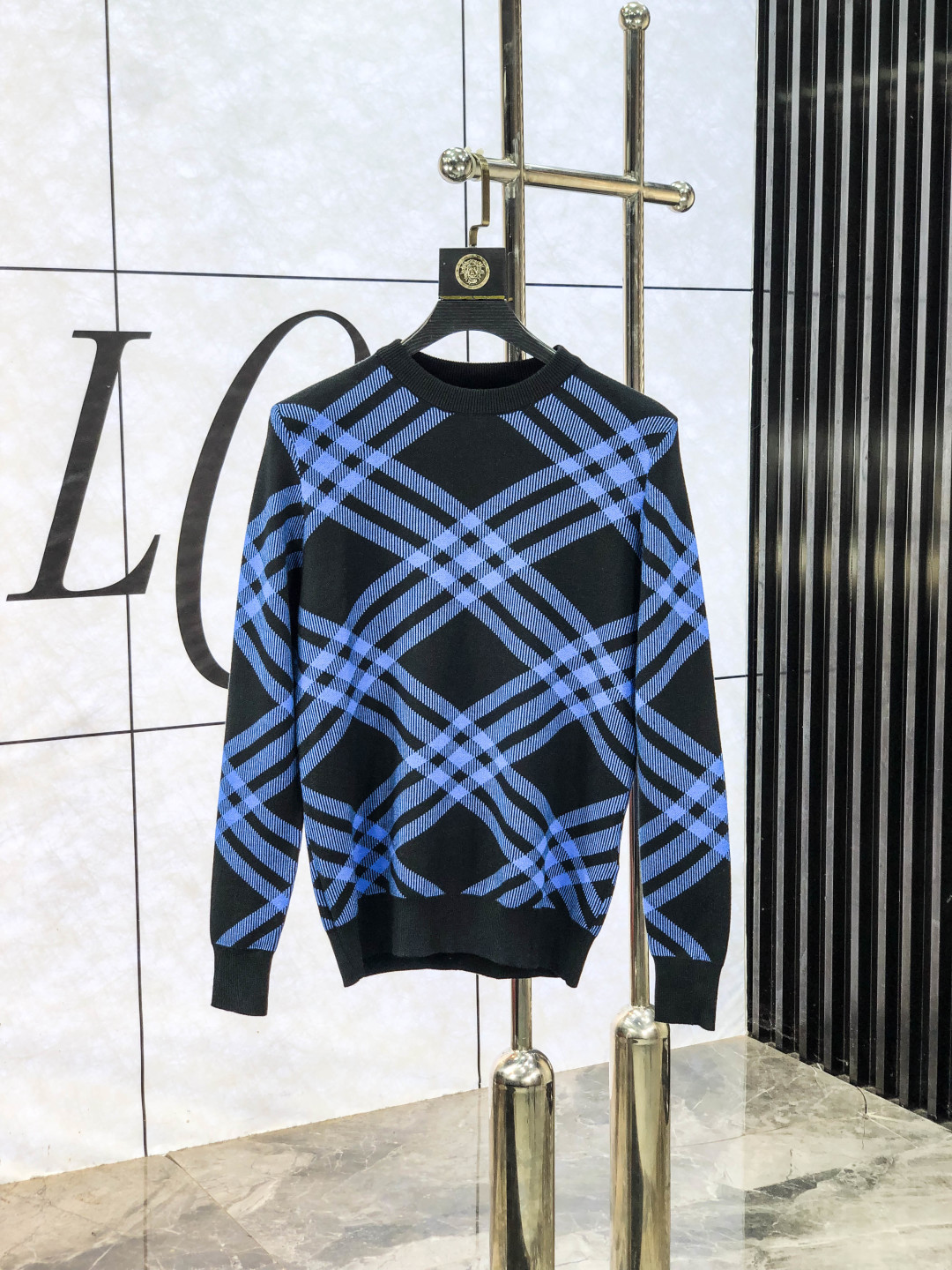 NO:613599,.Burberry. 2025ss new autumn and winter soft round neck wool sweater, exclusive design!  A sweater with super smooth lines of knitted wool and cotton that is very in line with the aesthetic tone. c The most basic style is in a minimalist and low-key luxury style. In the fashion industry, the simpler the item, the easier it is to show a high-end fashion sense. The wool knitted blended fabric provided by customers is soft and comfortable to the touch, and has excellent skin-friendliness. It is a very fashionable style for reducing age. It is a must-have item!  Counter size m-3xL. Wear 175/130 catties. Please state your height and weight when placing an order, burberry, sweaters, alexander wang19860909.巴宝莉.2025ss秋冬新品 柔软圆领羊毛针织衫,设计独家呈现！针织羊毛棉超级流畅线条感极符合美学基调的一款毛衣,c最基础的款式以极简低调的奢华风格,y在时尚界越简单的单品,越极易彰显出高级时髦感,客供羊毛针织混纺面料,触感柔软舒适,亲肤性极佳,极具减龄时髦款式,必入单品！专柜码数m-3xL .m穿175/130斤.下单报身高体重,,burberry,sweaters,alexander wang,Men's clothing