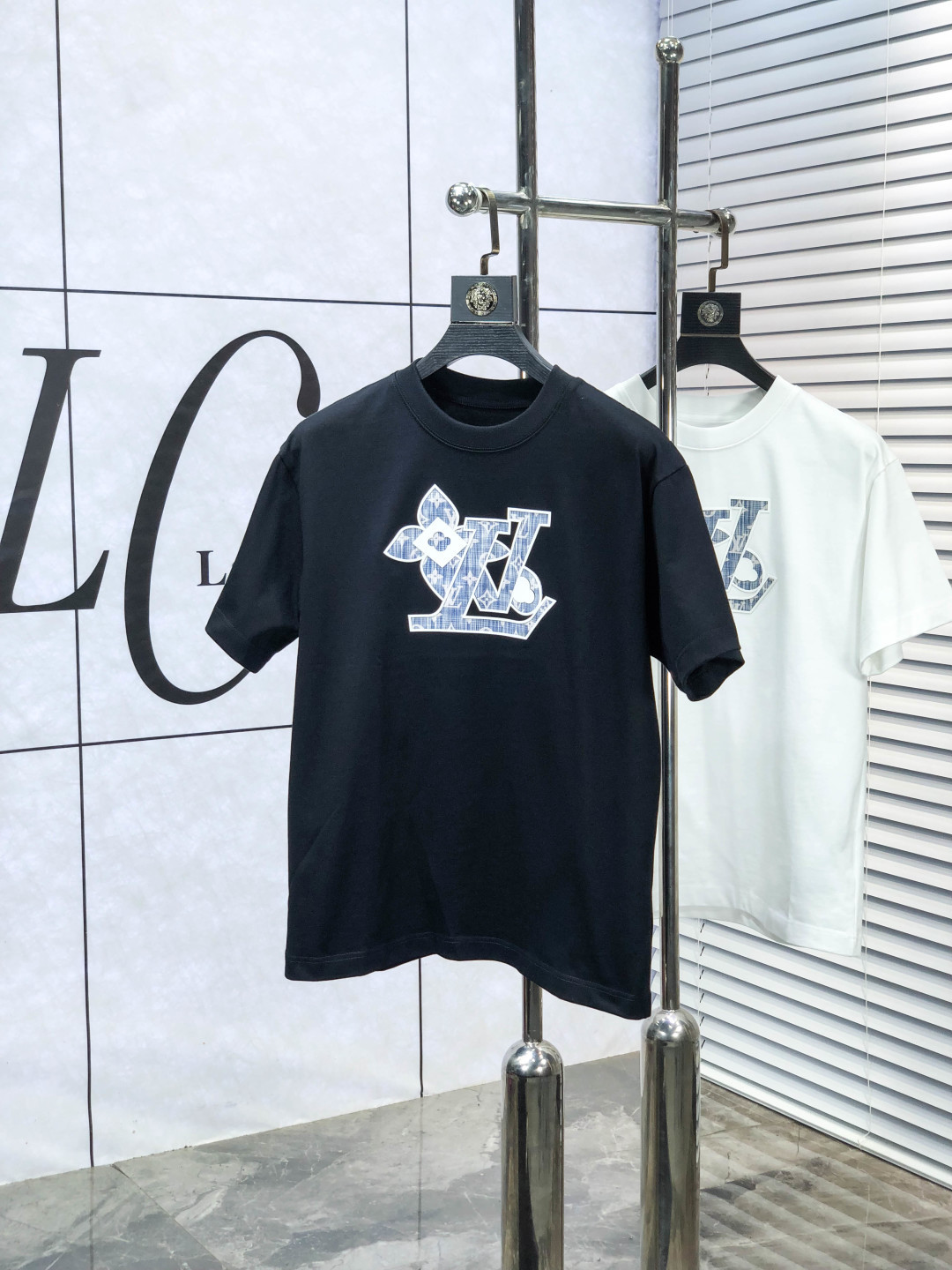 NO:682958,.Lv.NEW 2026 spring and summer new fashionable round neck short-sleeved advanced customization versatile style!  It is more practical and can be easily controlled by anyone. It is made of modal spandex fabric and has a luxurious classic brand logo design. It is very classy and a must-buy for those who know the goods!  The tailoring is slim-fitting and very delicate. It shows aura and highlights the sophistication of men. This is unique. It is just the right fit and the upper body effect is very good. Size s-3XL m wears 175/130, Louis Vuitton, T-shirt,19860909.Lv.NEW 2026春夏新品时尚圆领短袖高级定制百搭款式！更有实用感 任何人都可以轻松驾驭 采用莫代尔氨纶面料制作,奢华经典品牌logo设计,z非常显档次懂货的必须入！版型剪裁属于修身款 非常精致,c显气场,又会凸显男士的精致,这就是独到之处,恰到好处的修身,上身效果非常赞.尺码s-3XL m穿175/130,,louis vuitton,T-shirt,,Men's clothing