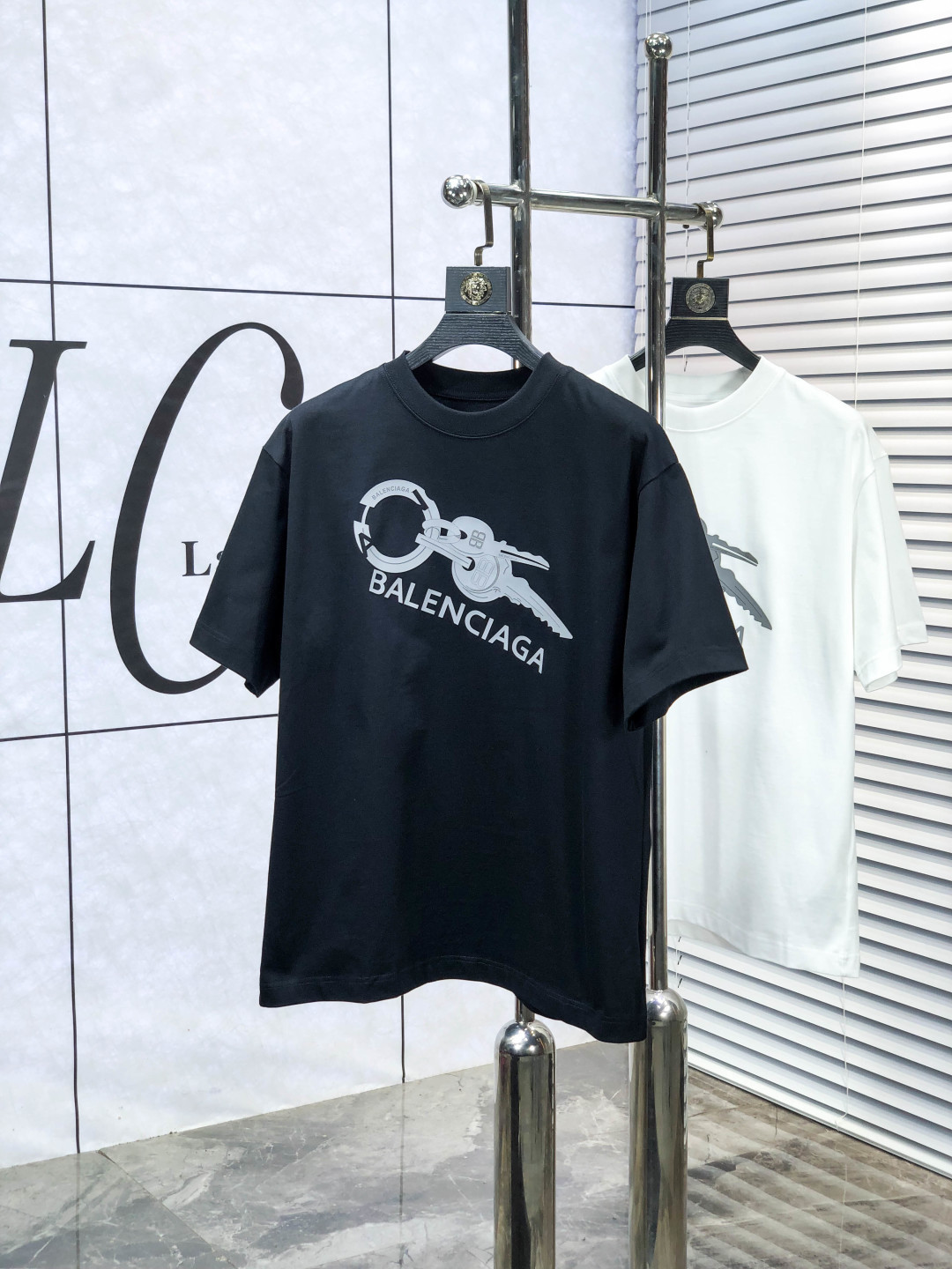 NO:682960,.Balenciaga..2026 spring and summer new fashionable round neck short-sleeved advanced customization versatile style!  It is more practical and can be easily controlled by anyone. It is made of modal spandex fabric and has a luxurious classic brand logo design. It is very classy and a must-buy for those who know the goods!  The tailoring is slim-fitting and very delicate. It shows aura and highlights the sophistication of men. This is unique. It is just right for slim fit and the upper body effect is very good. Size s-3XL m wears 175/130, balenciaga, T-shirt,19860909.巴黎世家..2026春夏新品时尚圆领短袖高级定制百搭款式！更有实用感 任何人都可以轻松驾驭 采用莫代尔氨纶面料制作,奢华经典品牌logo设计,z非常显档次懂货的必须入！版型剪裁属于修身款 非常精致,c显气场,又会凸显男士的精致,这就是独到之处,恰到好处的修身,上身效果非常赞.尺码s-3XL m穿175/130,,balenciaga,T-shirt,,Men's clothing