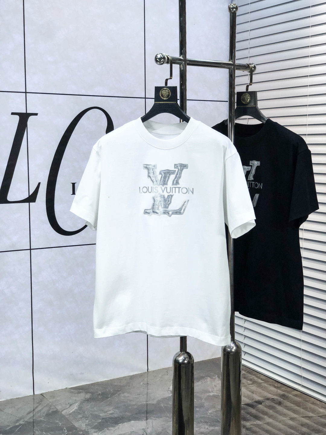 NO:682963,.Lv..2026 spring and summer new fashionable round neck short-sleeved advanced customization versatile style!  It is more practical and can be easily controlled by anyone. It is made of modal spandex fabric and has a luxurious classic brand logo design. It is very classy and a must-buy for those who know the goods!  The tailoring is slim-fitting and very delicate. It shows aura and highlights the sophistication of men. This is unique. It is just the right fit and the upper body effect is very good. Size s-3XL m wears 175/130, Louis Vuitton, T-shirt,19860909.Lv..2026春夏新品时尚圆领短袖高级定制百搭款式！更有实用感 任何人都可以轻松驾驭 采用莫代尔氨纶面料制作,奢华经典品牌logo设计,z非常显档次懂货的必须入！版型剪裁属于修身款 非常精致,c显气场,又会凸显男士的精致,这就是独到之处,恰到好处的修身,上身效果非常赞.尺码s-3XL m穿175/130,,louis vuitton,T-shirt,,Men's clothing