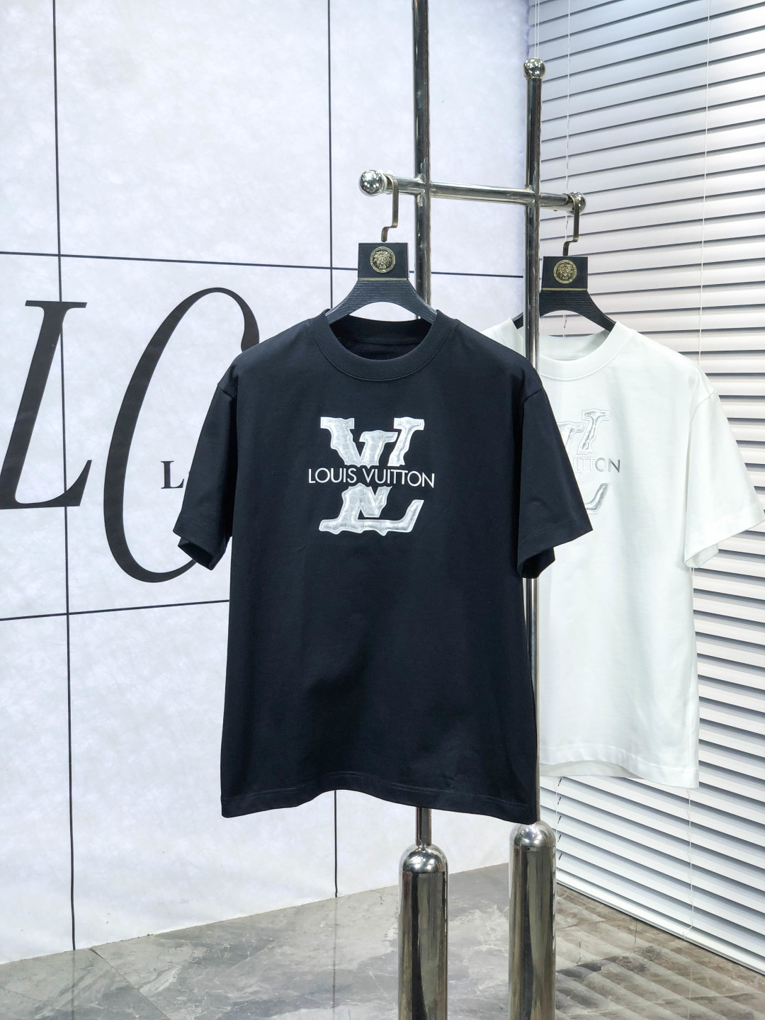 NO:682965,.Lv ..2026 Spring and Summer New Fashion Round Neck Short Sleeve Advanced Customized Versatile Style!  It is more practical and can be easily controlled by anyone. It is made of modal spandex fabric and has a luxurious classic brand logo design. It is very classy and a must-buy for those who know the goods!  The tailoring is slim-fitting and very delicate. It shows aura and highlights the sophistication of men. This is unique. It is just the right fit and the upper body effect is very good. Size s-3XL m wears 175/130, Louis Vuitton, T-shirt,19860909.Lv ..2026春夏新品时尚圆领短袖高级定制百搭款式！更有实用感 任何人都可以轻松驾驭 采用莫代尔氨纶面料制作,奢华经典品牌logo设计,z非常显档次懂货的必须入！版型剪裁属于修身款 非常精致,c显气场,又会凸显男士的精致,这就是独到之处,恰到好处的修身,上身效果非常赞.尺码s-3XL m穿175/130,,louis vuitton,T-shirt,,Men's clothing