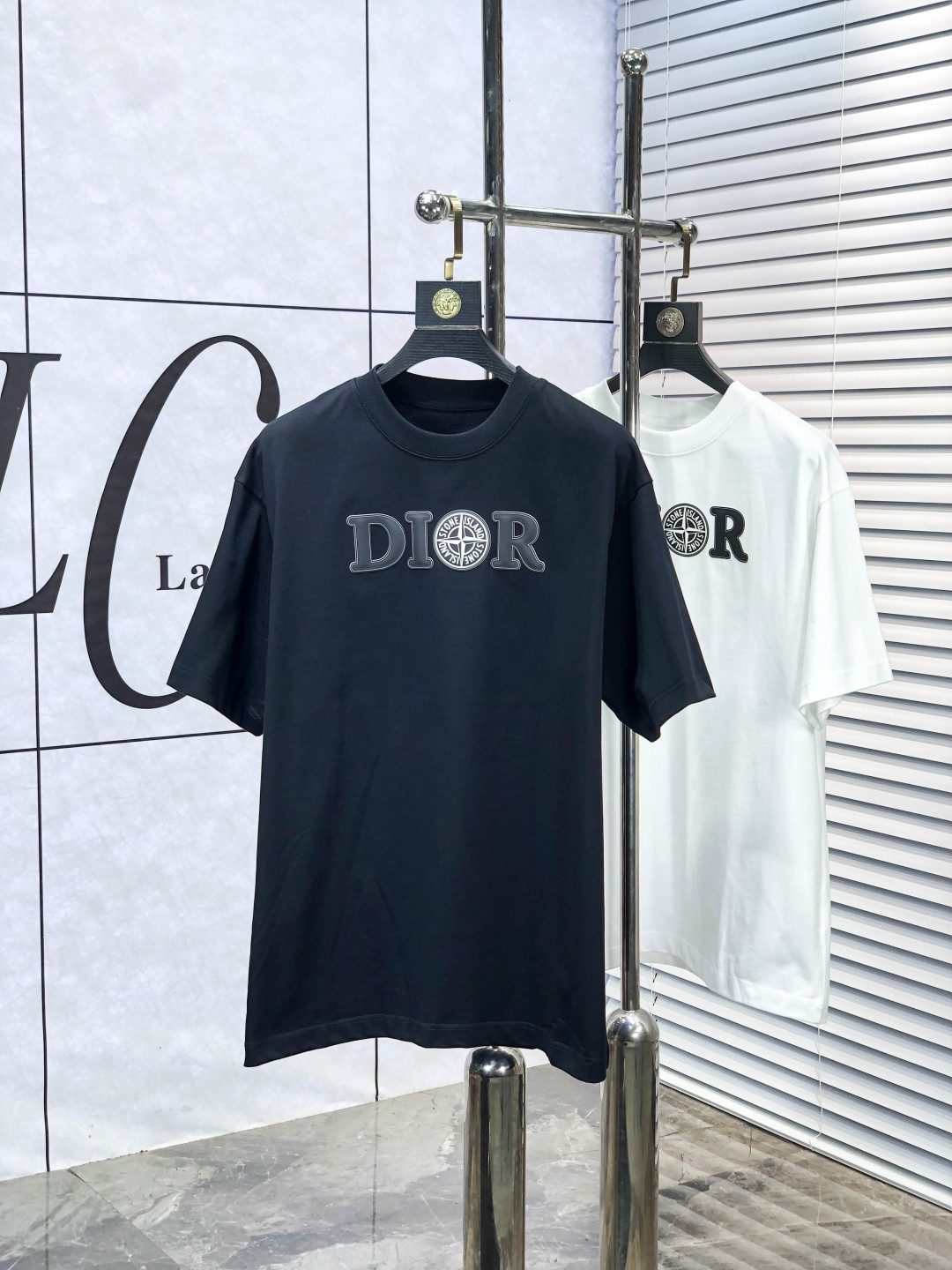 NO:682968,.Dior..2026 spring and summer new fashionable round neck short-sleeved advanced customization versatile style!  It is more practical and can be easily controlled by anyone. It is made of modal spandex fabric and has a luxurious classic brand logo design. It is very classy and a must-buy for those who know the goods!  The tailoring is slim-fitting and very delicate. It shows aura and highlights the sophistication of men. This is unique. It is just right for slim fit and the upper body effect is very good. Size s-3XL m wears 175/130, dior, T-shirt,19860909.Dior..2026春夏新品时尚圆领短袖高级定制百搭款式！更有实用感 任何人都可以轻松驾驭 采用莫代尔氨纶面料制作,奢华经典品牌logo设计,z非常显档次懂货的必须入！版型剪裁属于修身款 非常精致,c显气场,又会凸显男士的精致,这就是独到之处,恰到好处的修身,上身效果非常赞.尺码s-3XL m穿175/130,,dior,T-shirt,,Men's clothing