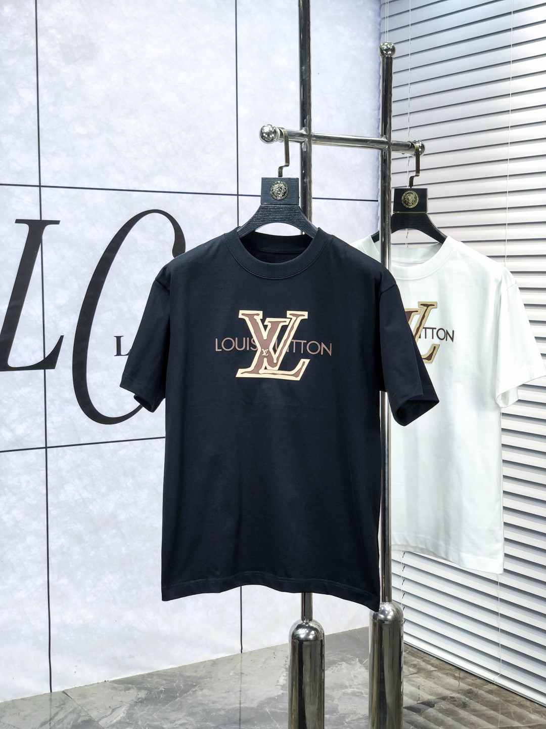 NO:682970,.Lv..2026 spring and summer new fashionable round neck short-sleeved advanced customization versatile style!  It is more practical and can be easily controlled by anyone. It is made of modal spandex fabric and has a luxurious classic brand logo design. It is very classy and a must-buy for those who know the goods!  The tailoring is slim-fitting and very delicate. It shows aura and highlights the sophistication of men. This is unique. It is just the right fit and the upper body effect is very good. Size s-3XL m wears 175/130, Louis Vuitton, T-shirt,19860909.Lv..2026春夏新品时尚圆领短袖高级定制百搭款式！更有实用感 任何人都可以轻松驾驭 采用莫代尔氨纶面料制作,奢华经典品牌logo设计,z非常显档次懂货的必须入！版型剪裁属于修身款 非常精致,c显气场,又会凸显男士的精致,这就是独到之处,恰到好处的修身,上身效果非常赞.尺码s-3XL m穿175/130,,louis vuitton,T-shirt,,Men's clothing