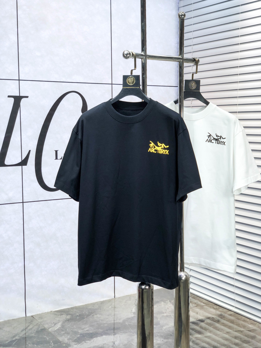 NO:682974,.Arc'teryx..2026 spring and summer new fashionable round neck short-sleeved advanced customization versatile style!  It is more practical and can be easily controlled by anyone. It is made of modal spandex fabric and has a luxurious classic brand logo design. It is very classy and a must-buy for those who know the goods!  The tailoring is slim-fitting and very delicate. It shows aura and highlights the sophistication of men. This is unique. It is just right for slim fit and the upper body effect is very good. Size s-3XL m wears 175/130, arc'teryx, T-shirt,19860909.始祖鸟..2026春夏新品时尚圆领短袖高级定制百搭款式！更有实用感 任何人都可以轻松驾驭 采用莫代尔氨纶面料制作,奢华经典品牌logo设计,z非常显档次懂货的必须入！版型剪裁属于修身款 非常精致,c显气场,又会凸显男士的精致,这就是独到之处,恰到好处的修身,上身效果非常赞.尺码s-3XL m穿175/130,arc'teryx,T-shirt,,Men's clothing