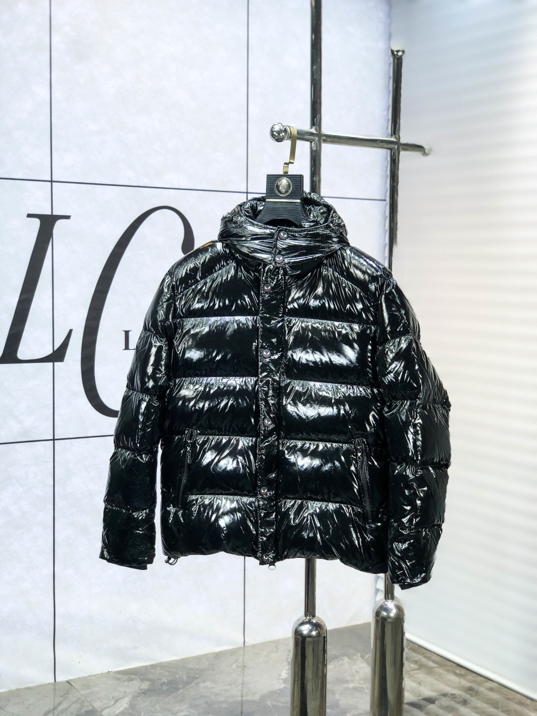 NO:682978,. Fendi. 2025 autumn and winter new down jacket. All details of custom-developed hardware accessories are fully processed!  The upper body effect of the version is great!  Versatile, fashionable and handsome!  1f national standard 90 imported white duck down filling!  The original memory silk fabric at the counter has a straight and stylish texture, keeping you warm and not bulky!  The upper body is awesome. Size m-3xL.m175/130,, fendi, jackets & coats, down jacket,19860909.芬迪.2025秋冬新款羽绒外套.定制开发五金配件所有细节处理全面到位 ！版型上身效果超赞！百搭时髦又帅气！1f国标90进口白鸭绒填充！专柜原版记忆丝面料质感立挺有型,保暖拒绝臃肿！上身超赞.尺码m-3xL.m175/130,,fendi,jackets & coats,down jacket,,Men's clothing