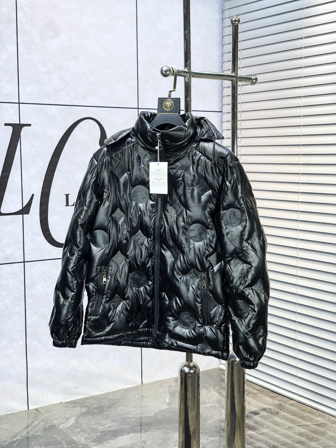 NO:682977,.Lv. 2025 autumn and winter new down jacket. All details of custom-developed hardware accessories are fully processed!  The upper body effect of the version is great!  Versatile, fashionable and handsome!  1f national standard 90 imported white duck down filling!  The original memory silk fabric at the counter has a straight and stylish texture, keeping you warm and not bulky!  The upper body is awesome. Size m-3xL.m175/130,,louis vuitton,jackets & coats,down jacket,19860909.Lv.2025秋冬新款羽绒外套.定制开发五金配件所有细节处理全面到位 ！版型上身效果超赞！百搭时髦又帅气！1f国标90进口白鸭绒填充！专柜原版记忆丝面料质感立挺有型,保暖拒绝臃肿！上身超赞.尺码m-3xL.m175/130,,louis vuitton,jackets & coats,down jacket,,Men's clothing