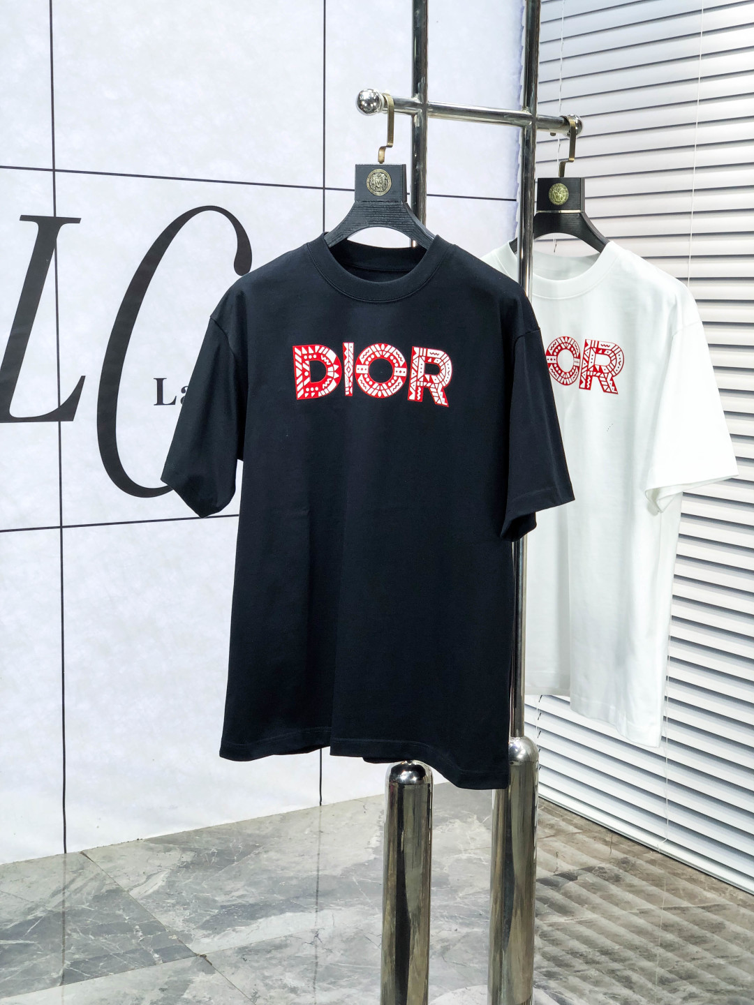 NO:684700,.Dior..2026 spring and summer new fashionable round neck short-sleeved advanced customization versatile style!  It is more practical and can be easily controlled by anyone. It is made of modal spandex fabric and has a luxurious classic brand logo design. It is very classy and a must-buy for those who know the goods!  The tailoring is slim-fitting and very delicate. It shows aura and highlights the sophistication of men. This is unique. It is just right for slim fit and the upper body effect is very good. Size s-3XL m wears 175/130, dior, T-shirt,19860909.Dior..2026春夏新品时尚圆领短袖高级定制百搭款式！更有实用感 任何人都可以轻松驾驭 采用莫代尔氨纶面料制作,奢华经典品牌logo设计,z非常显档次懂货的必须入！版型剪裁属于修身款 非常精致,c显气场,又会凸显男士的精致,这就是独到之处,恰到好处的修身,上身效果非常赞.尺码s-3XL m穿175/130,,dior,T-shirt,,Men's clothing