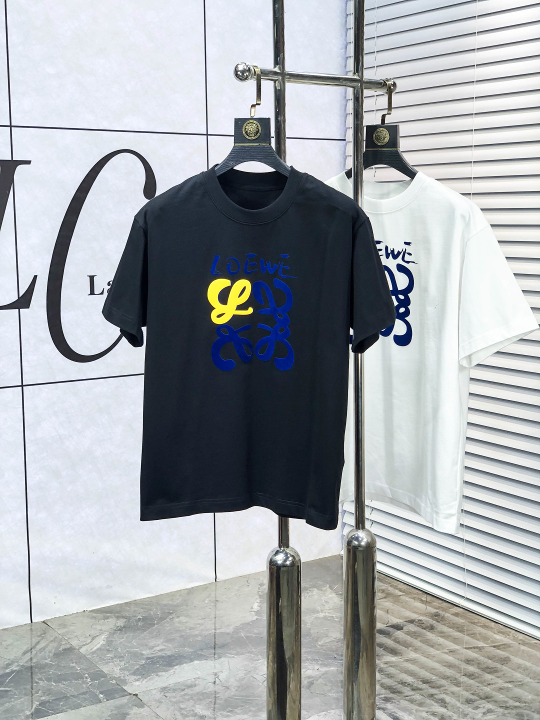 NO:684703,.Luo Yiwei..2026 spring and summer new fashionable round neck short-sleeved advanced customization versatile style!  It is more practical and can be easily controlled by anyone. It is made of modal spandex fabric and has a luxurious classic brand logo design. It is very classy and a must-buy for those who know the goods!  The tailoring is slim-fitting and very delicate. It shows aura and highlights the sophistication of men. This is unique. It is just right for slim fit and the upper body effect is very good. Size s-3XL m wears 175/130, loewe, T-shirt,19860909.罗意威..2026春夏新品时尚圆领短袖高级定制百搭款式！更有实用感 任何人都可以轻松驾驭 采用莫代尔氨纶面料制作,奢华经典品牌logo设计,z非常显档次懂货的必须入！版型剪裁属于修身款 非常精致,c显气场,又会凸显男士的精致,这就是独到之处,恰到好处的修身,上身效果非常赞.尺码s-3XL m穿175/130,,loewe,T-shirt,,Men's clothing