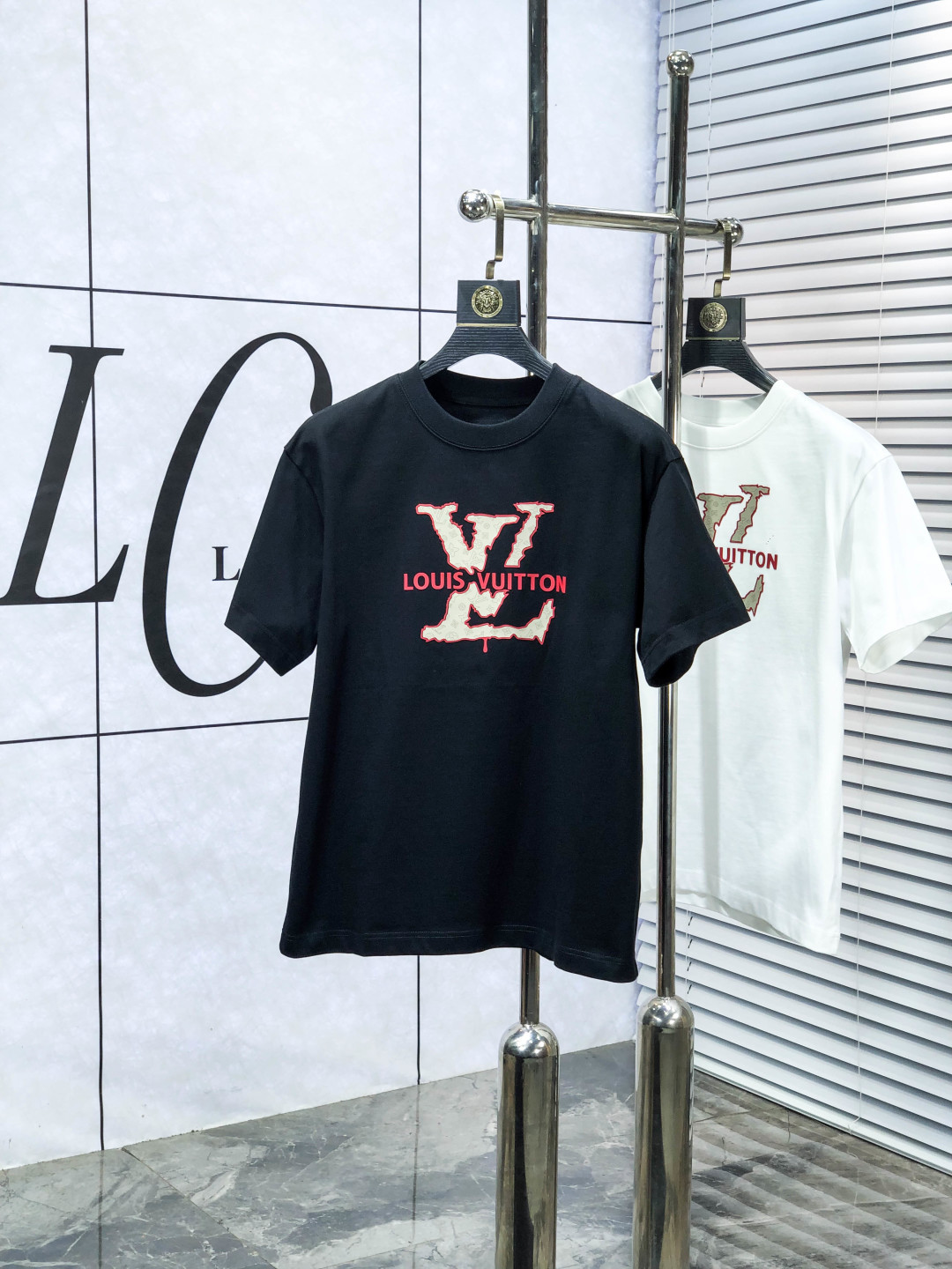 NO:684709,.Lv..2026 spring and summer new fashionable round neck short-sleeved advanced customization versatile style!  It is more practical and can be easily controlled by anyone. It is made of modal spandex fabric and has a luxurious classic brand logo design. It is very classy and a must-buy for those who know the goods!  The tailoring is slim-fitting and very delicate. It shows aura and highlights the sophistication of men. This is unique. It is just the right fit and the upper body effect is very good. Size s-3XL m wears 175/130, Louis Vuitton, T-shirt,19860909.Lv..2026春夏新品时尚圆领短袖高级定制百搭款式！更有实用感 任何人都可以轻松驾驭 采用莫代尔氨纶面料制作,奢华经典品牌logo设计,z非常显档次懂货的必须入！版型剪裁属于修身款 非常精致,c显气场,又会凸显男士的精致,这就是独到之处,恰到好处的修身,上身效果非常赞.尺码s-3XL m穿175/130,,louis vuitton,T-shirt,,Men's clothing