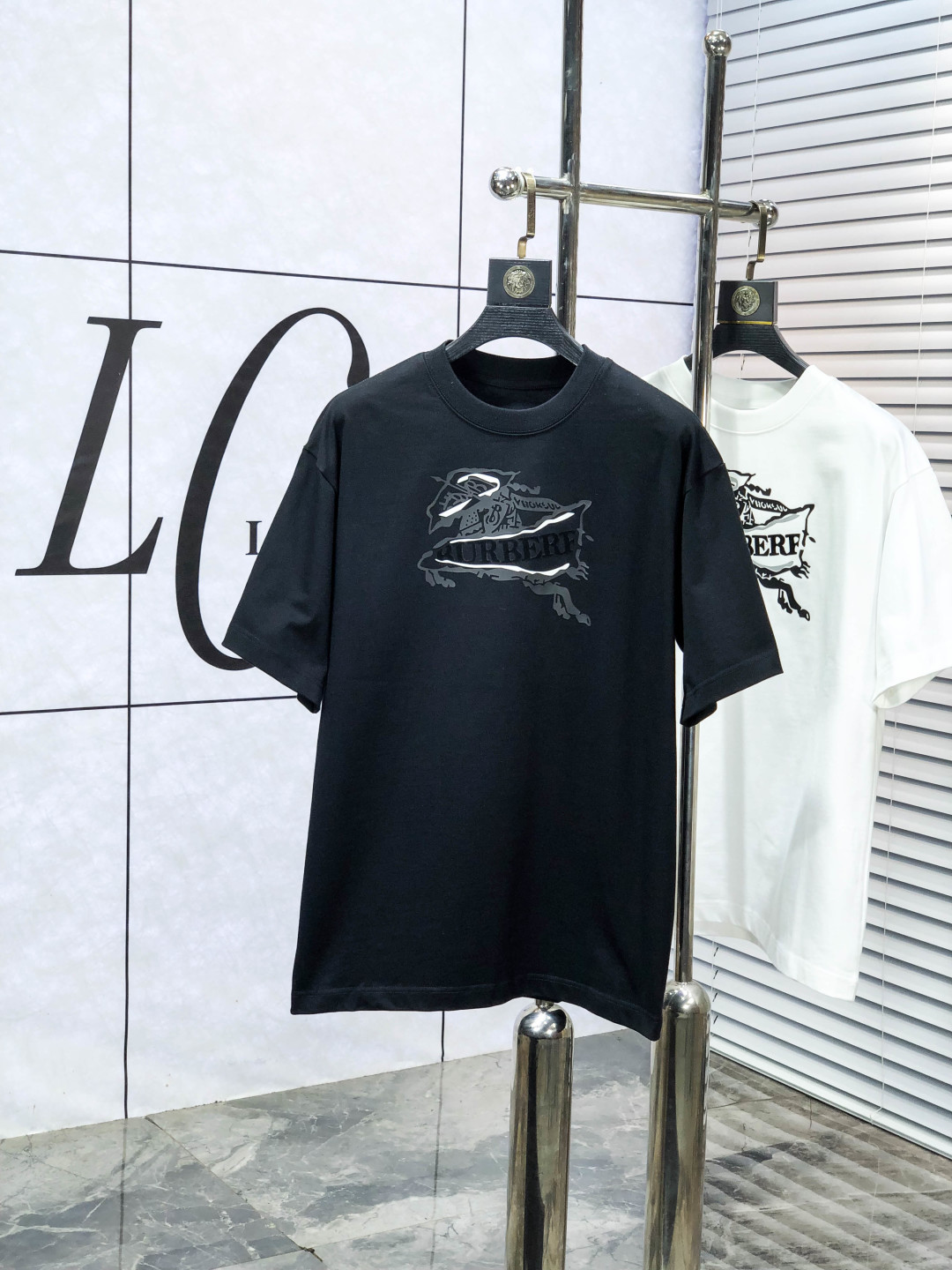 NO:684712,.Burberry..2026 spring and summer new fashion round neck short-sleeved advanced customization versatile style!  It is more practical and can be easily controlled by anyone. It is made of modal spandex fabric and has a luxurious classic brand logo design. It is very classy and a must-buy for those who know the goods!  The tailoring is slim-fitting and very delicate. It shows aura and highlights the sophistication of men. This is unique. It is just right for slim fit and the upper body effect is very good. Size s-3XL m wears 175/130, burberry, T-shirt,19860909.巴宝莉..2026春夏新品时尚圆领短袖高级定制百搭款式！更有实用感 任何人都可以轻松驾驭 采用莫代尔氨纶面料制作,奢华经典品牌logo设计,z非常显档次懂货的必须入！版型剪裁属于修身款 非常精致,c显气场,又会凸显男士的精致,这就是独到之处,恰到好处的修身,上身效果非常赞.尺码s-3XL m穿175/130,,burberry,T-shirt,,Men's clothing