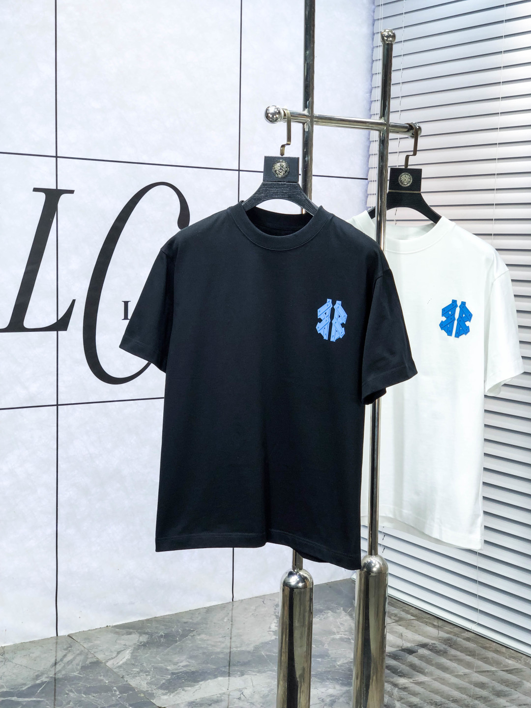 NO:684717,.Balenciaga..2026 spring and summer new fashionable round neck short-sleeved advanced customization versatile style!  It is more practical and can be easily controlled by anyone. It is made of modal spandex fabric and has a luxurious classic brand logo design. It is very classy and a must-buy for those who know the goods!  The tailoring is slim-fitting and very delicate. It shows aura and highlights the sophistication of men. This is unique. It is just right for slim fit and the upper body effect is very good. Size s-3XL m wears 175/130, balenciaga, T-shirt,19860909.巴黎世家..2026春夏新品时尚圆领短袖高级定制百搭款式！更有实用感 任何人都可以轻松驾驭 采用莫代尔氨纶面料制作,奢华经典品牌logo设计,z非常显档次懂货的必须入！版型剪裁属于修身款 非常精致,c显气场,又会凸显男士的精致,这就是独到之处,恰到好处的修身,上身效果非常赞.尺码s-3XL m穿175/130,,balenciaga,T-shirt,,Men's clothing