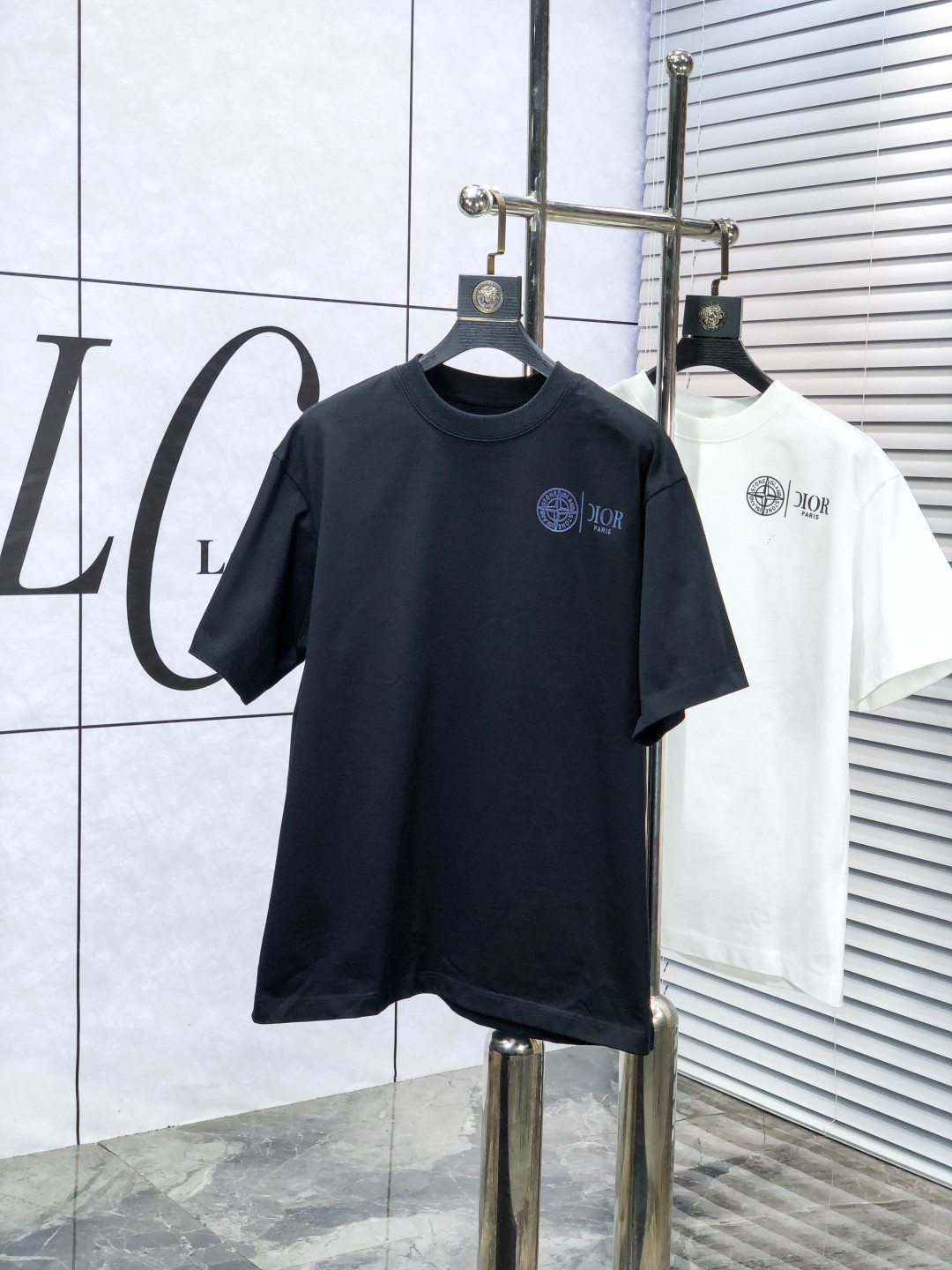 NO:684675,.Dior..2026 spring and summer new fashionable round neck short-sleeved advanced customization versatile style!  It is more practical and can be easily controlled by anyone. It is made of modal spandex fabric and has a luxurious classic brand logo design. It is very classy and a must-buy for those who know the goods!  The tailoring is slim-fitting and very delicate. It shows aura and highlights the sophistication of men. This is unique. It is just right for slim fit and the upper body effect is very good. Size s-3XL m wears 175/130, dior, T-shirt,19860909.Dior..2026春夏新品时尚圆领短袖高级定制百搭款式！更有实用感 任何人都可以轻松驾驭 采用莫代尔氨纶面料制作,奢华经典品牌logo设计,z非常显档次懂货的必须入！版型剪裁属于修身款 非常精致,c显气场,又会凸显男士的精致,这就是独到之处,恰到好处的修身,上身效果非常赞.尺码s-3XL m穿175/130,,dior,T-shirt,,Men's clothing