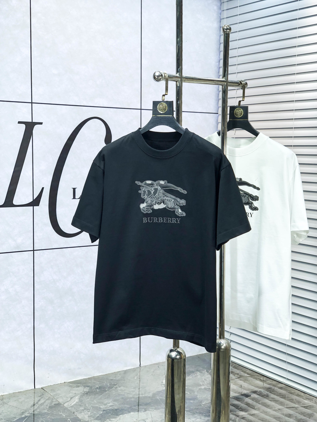 NO:684680,.Burberry..2026 spring and summer new fashion round neck short-sleeved advanced customization versatile style!  It is more practical and can be easily controlled by anyone. It is made of modal spandex fabric and has a luxurious classic brand logo design. It is very classy and a must-buy for those who know the goods!  The tailoring is slim-fitting and very delicate. It shows aura and highlights the sophistication of men. This is unique. It is just right for slim fit and the upper body effect is very good. Size s-3XL m wears 175/130, burberry, T-shirt,19860909.巴宝莉..2026春夏新品时尚圆领短袖高级定制百搭款式！更有实用感 任何人都可以轻松驾驭 采用莫代尔氨纶面料制作,奢华经典品牌logo设计,z非常显档次懂货的必须入！版型剪裁属于修身款 非常精致,c显气场,又会凸显男士的精致,这就是独到之处,恰到好处的修身,上身效果非常赞.尺码s-3XL m穿175/130,,burberry,T-shirt,,Men's clothing