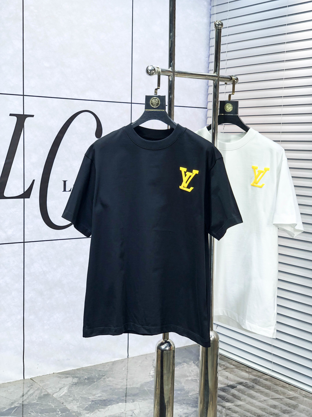 NO:684682,.Lv..2026 spring and summer new fashionable round neck short-sleeved advanced customization versatile style!  It is more practical and can be easily controlled by anyone. It is made of modal spandex fabric and has a luxurious classic brand logo design. It is very classy and a must-buy for those who know the goods!  The tailoring is slim-fitting and very delicate. It shows aura and highlights the sophistication of men. This is unique. It is just the right fit and the upper body effect is very good. Size s-3XL m wears 175/130, Louis Vuitton, T-shirt,19860909.Lv..2026春夏新品时尚圆领短袖高级定制百搭款式！更有实用感 任何人都可以轻松驾驭 采用莫代尔氨纶面料制作,奢华经典品牌logo设计,z非常显档次懂货的必须入！版型剪裁属于修身款 非常精致,c显气场,又会凸显男士的精致,这就是独到之处,恰到好处的修身,上身效果非常赞.尺码s-3XL m穿175/130,,louis vuitton,T-shirt,,Men's clothing