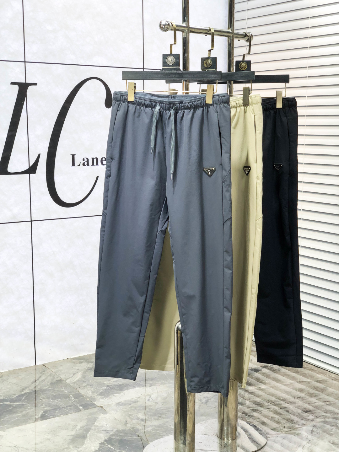 NO:624246,.Prada. 2025 autumn and winter new products are launched simultaneously at the counter. High-quality fashionable casual pants made from original orders. Super versatile. Exclusively customized fabrics, soft and delicate feel, comfortable next to the body, and super stylish on the upper body! The latest hardware accessories from the original custom-made counter. Super beautiful shape, long upper body and slender legs. The inner lining and wiring are impeccable. You can attend any occasion. Once again, I emphasize that the fabric is very classy! Size m-xxxl.m wears 28.29, prada, alexander wang19860909.普拉达.25年秋冬专柜新品同步上市.原单订制高品质时尚休闲裤.超级百搭款.独家定制面料,手感细腻柔软,贴身舒适,上身超有型！原版定制专柜最新五金辅料.超靓版型、上身显腿修长,c內里,走线都无可挑剔,任何场合都可出席,y再次强调面料非常非常显档次！码数m-xxxl.m穿28.29,,prada,alexander wang,Men's clothing