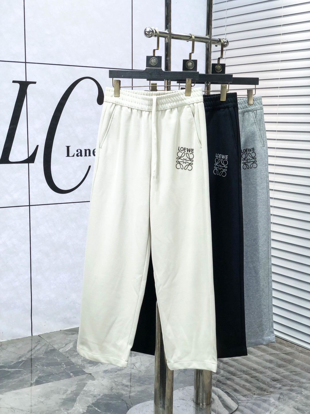 NO:624254,.Loewe. New products from the 25th autumn and winter counters are launched simultaneously. High-quality fashionable casual pants made from original orders. Super versatile. Exclusively customized fabrics, with a delicate and soft feel, comfortable close-fitting, and a super stylish upper body! The latest hardware accessories from the original custom-made counter. Super beautiful shape, long upper body and slender legs. The inner lining and wiring are impeccable. You can attend any occasion. Once again, I emphasize that the fabric is very classy! Code number 29-38,,loewe,alexander wang19860909.罗意威.25年秋冬专柜新品同步上市.原单订制高品质时尚休闲裤.超级百搭款.独家定制面料,手感细腻柔软,贴身舒适,上身超有型！原版定制专柜最新五金辅料.超靓版型、上身显腿修长,c內里,走线都无可挑剔,任何场合都可出席,y再次强调面料非常非常显档次！码数29-38,,loewe,alexander wang,Men's clothing