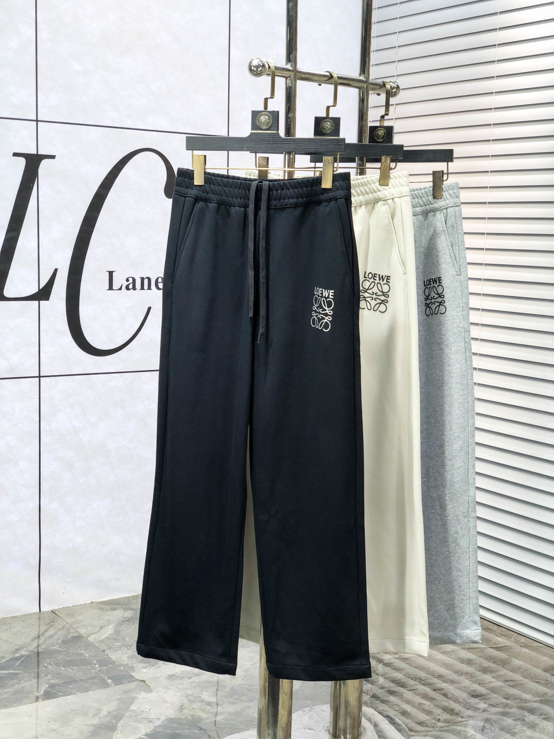 NO:624250,.Loewe. New products from the 25th autumn and winter counters are launched simultaneously. High-quality fashionable casual pants made from original orders. Super versatile. Exclusively customized fabrics, with a delicate and soft feel, comfortable close-fitting, and a super stylish upper body! The latest hardware accessories from the original custom-made counter. Super beautiful shape, long upper body and slender legs. The inner lining and wiring are impeccable. You can attend any occasion. Once again, I emphasize that the fabric is very classy! Code number 29-38.,,loewe,alexander wang19860909.罗意威.25年秋冬专柜新品同步上市.原单订制高品质时尚休闲裤.超级百搭款.独家定制面料,手感细腻柔软,贴身舒适,上身超有型！原版定制专柜最新五金辅料.超靓版型、上身显腿修长,c內里,走线都无可挑剔,任何场合都可出席,y再次强调面料非常非常显档次！码数29-38.,,loewe,alexander wang,Men's clothing