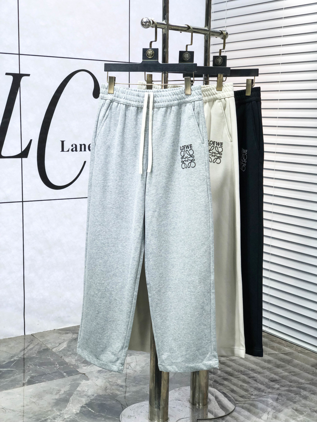 NO:624258,.Loewe. New products from the 25th autumn and winter counters are launched simultaneously. High-quality fashionable casual pants made from original orders. Super versatile. Exclusively customized fabrics, with a delicate and soft feel, comfortable close-fitting, and a super stylish upper body! The latest hardware accessories from the original custom-made counter. Super beautiful shape, long upper body and slender legs. The inner lining and wiring are impeccable. You can attend any occasion. Once again, I emphasize that the fabric is very classy! Code number 29-38.,,loewe,alexander wang19860909.罗意威.25年秋冬专柜新品同步上市.原单订制高品质时尚休闲裤.超级百搭款.独家定制面料,手感细腻柔软,贴身舒适,上身超有型！原版定制专柜最新五金辅料.超靓版型、上身显腿修长,c內里,走线都无可挑剔,任何场合都可出席,y再次强调面料非常非常显档次！码数29-38.,,loewe,alexander wang,Men's clothing