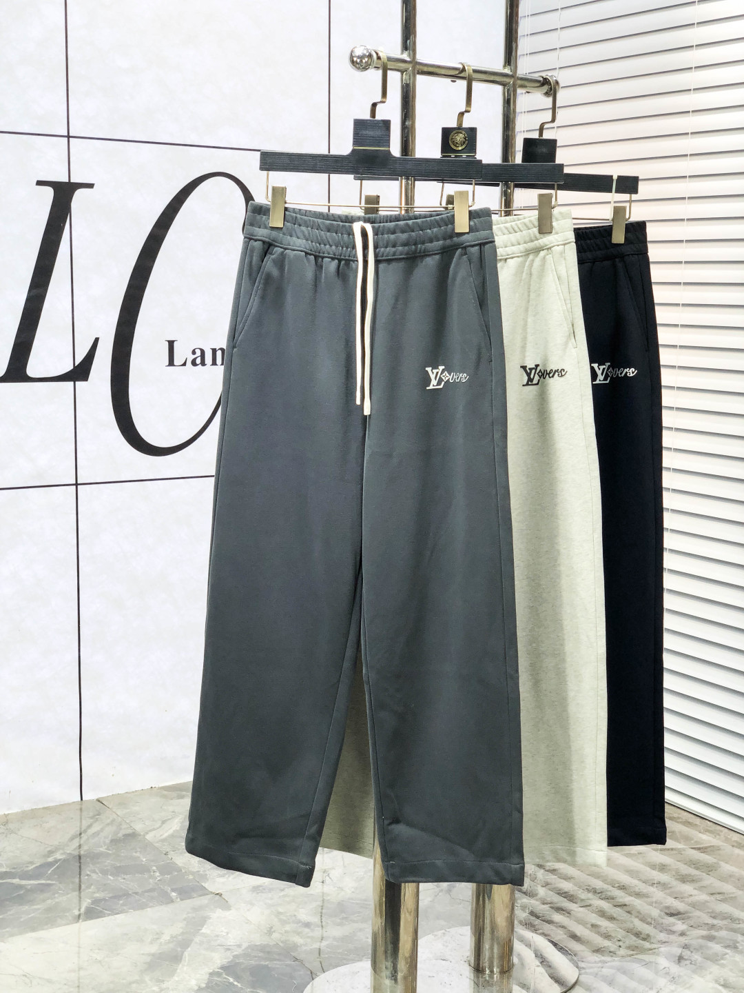 NO:624262,.Lv.25 new autumn and winter counter products are on the market at the same time. High-quality fashionable casual pants made from original orders. Super versatile. Exclusively customized fabrics, delicate and soft to the touch, comfortable to the body, and super stylish on the upper body! The latest hardware accessories from the original custom-made counter. Super beautiful shape, long upper body and slender legs. The inner lining and wiring are impeccable. You can attend any occasion. Once again, I emphasize that the fabric is very classy! Code number 29-38.,,louis vuitton,alexander wang19860909.Lv.25年秋冬专柜新品同步上市.原单订制高品质时尚休闲裤.超级百搭款.独家定制面料,手感细腻柔软,贴身舒适,上身超有型！原版定制专柜最新五金辅料.超靓版型、上身显腿修长,c內里,走线都无可挑剔,任何场合都可出席,y再次强调面料非常非常显档次！码数29-38.,,louis vuitton,alexander wang,Men's clothing