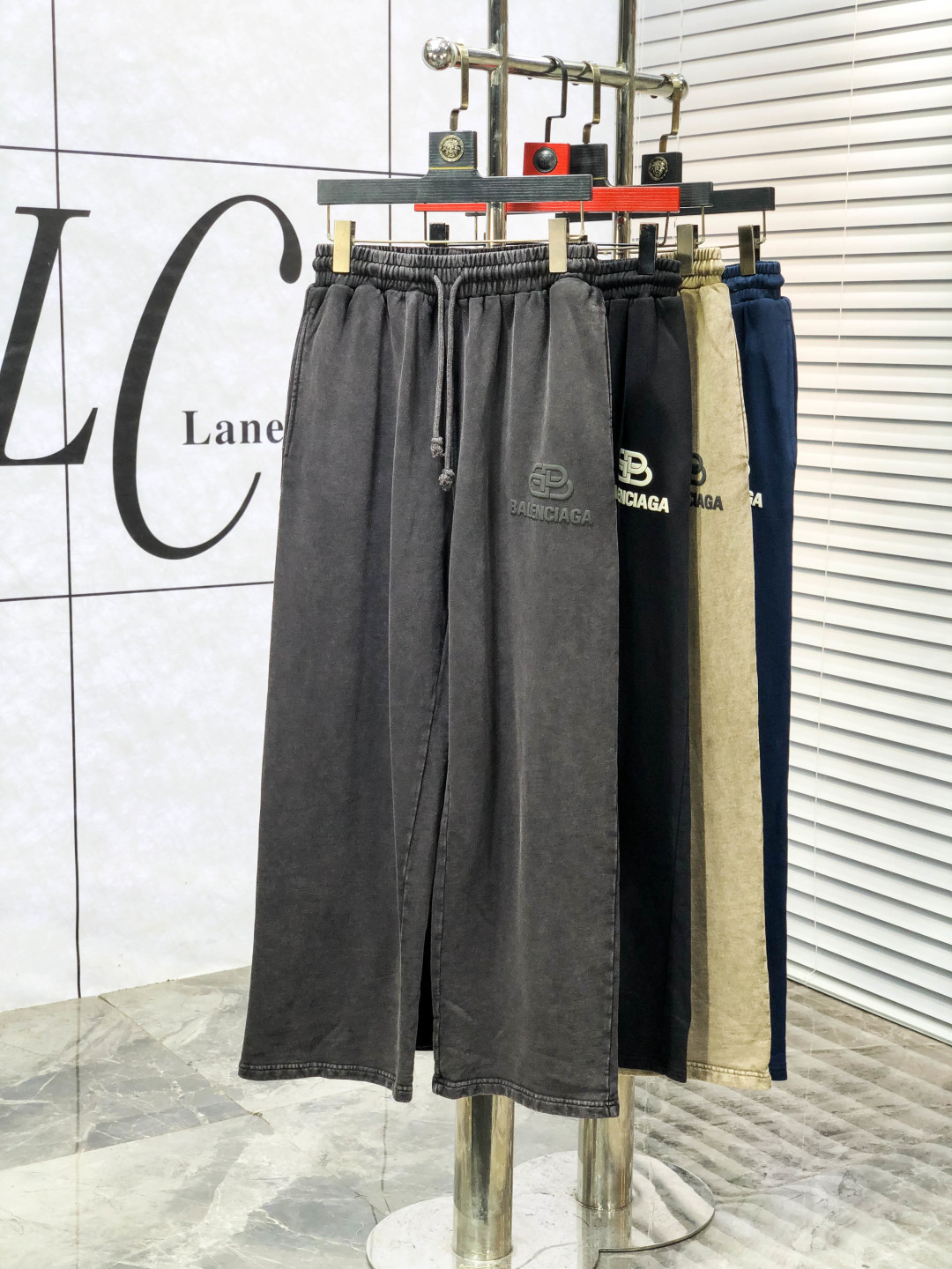 NO:624266,. Balenciaga. The new products of 2025 autumn and winter counters are launched simultaneously. High-quality fashionable casual pants made from original orders. Super versatile. Exclusively customized fabrics, soft and delicate feel, comfortable next to the body, and super stylish on the upper body! The latest hardware accessories from the original custom-made counter. Super beautiful shape, long upper body and slender legs. The inner lining and wiring are impeccable. You can attend any occasion. Once again, I emphasize that the fabric is very classy! Size s-xxL.s wear 28.29,,balenciaga,alexander wang19860909.巴黎世家.25年秋冬专柜新品同步上市.原单订制高品质时尚休闲裤.超级百搭款.独家定制面料,手感细腻柔软,贴身舒适,上身超有型！原版定制专柜最新五金辅料.超靓版型、上身显腿修长,c內里,走线都无可挑剔,任何场合都可出席,y再次强调面料非常非常显档次！码数s-xxL.s穿28.29,,balenciaga,alexander wang,Men's clothing