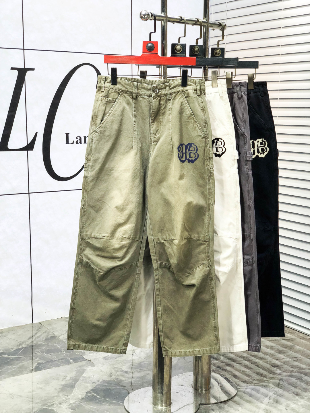 NO:624232,. Balenciaga. Balenciaga. 2025 autumn and winter new counter products are on the market simultaneously. High-quality fashionable casual overalls made from original orders. Super versatile. Exclusively customized fabrics, soft and delicate feel, comfortable next to the body, and super stylish on the upper body! The latest hardware accessories from the original custom-made counter. Super beautiful shape, long upper body and slender legs. The inner lining and wiring are impeccable. You can attend any occasion. Once again, I emphasize that the fabric is very classy! Code number s-xxL.29-38,,balenciaga,alexander wang19860909.巴黎世家.巴黎世家.25年秋冬专柜新品同步上市.原单订制高品质时尚休闲工装裤.超级百搭款.独家定制面料,手感细腻柔软,贴身舒适,上身超有型！原版定制专柜最新五金辅料.超靓版型、上身显腿修长,c內里,走线都无可挑剔,任何场合都可出席,y再次强调面料非常非常显档次！码数s-xxL.29-38,,balenciaga,alexander wang,Men's clothing