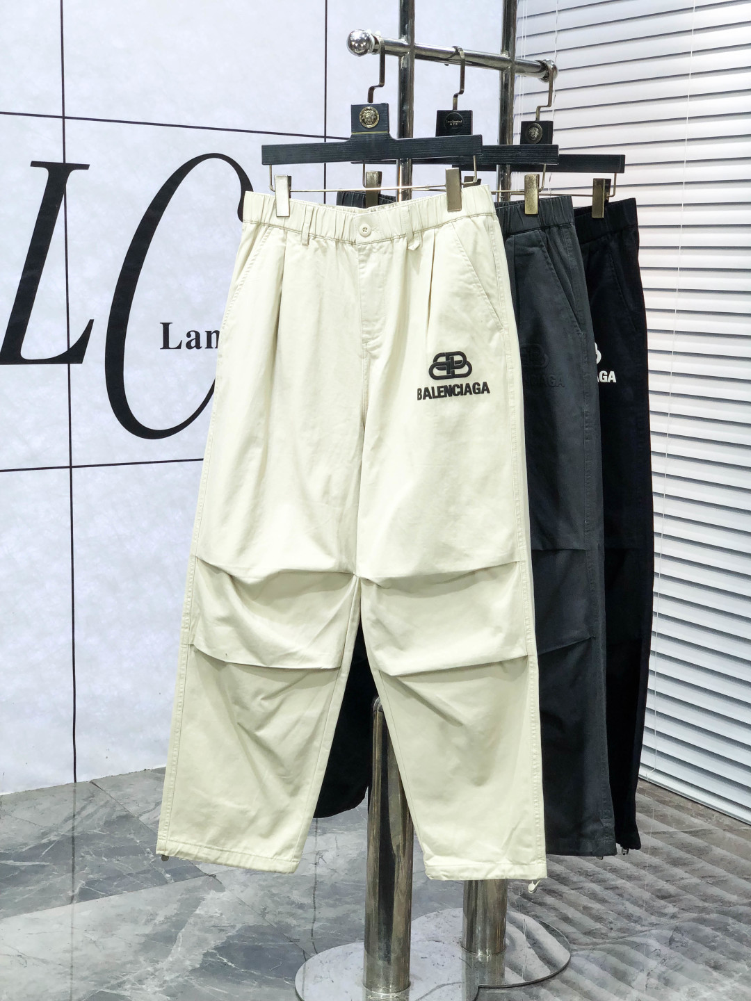 NO:624236,. Balenciaga. Balenciaga. 2025 autumn and winter new counter products are on the market simultaneously. High-quality fashionable casual overalls made from original orders. Super versatile. Exclusively customized fabrics, soft and delicate feel, comfortable next to the body, and super stylish on the upper body! The latest hardware accessories from the original custom-made counter. Super beautiful shape, long upper body and slender legs. The inner lining and wiring are impeccable. You can attend any occasion. Once again, I emphasize that the fabric is very classy! Code number 29-38.,,balenciaga,alexander wang19860909.巴黎世家.巴黎世家.25年秋冬专柜新品同步上市.原单订制高品质时尚休闲工装裤.超级百搭款.独家定制面料,手感细腻柔软,贴身舒适,上身超有型！原版定制专柜最新五金辅料.超靓版型、上身显腿修长,c內里,走线都无可挑剔,任何场合都可出席,y再次强调面料非常非常显档次！码数29-38.,,balenciaga,alexander wang,Men's clothing