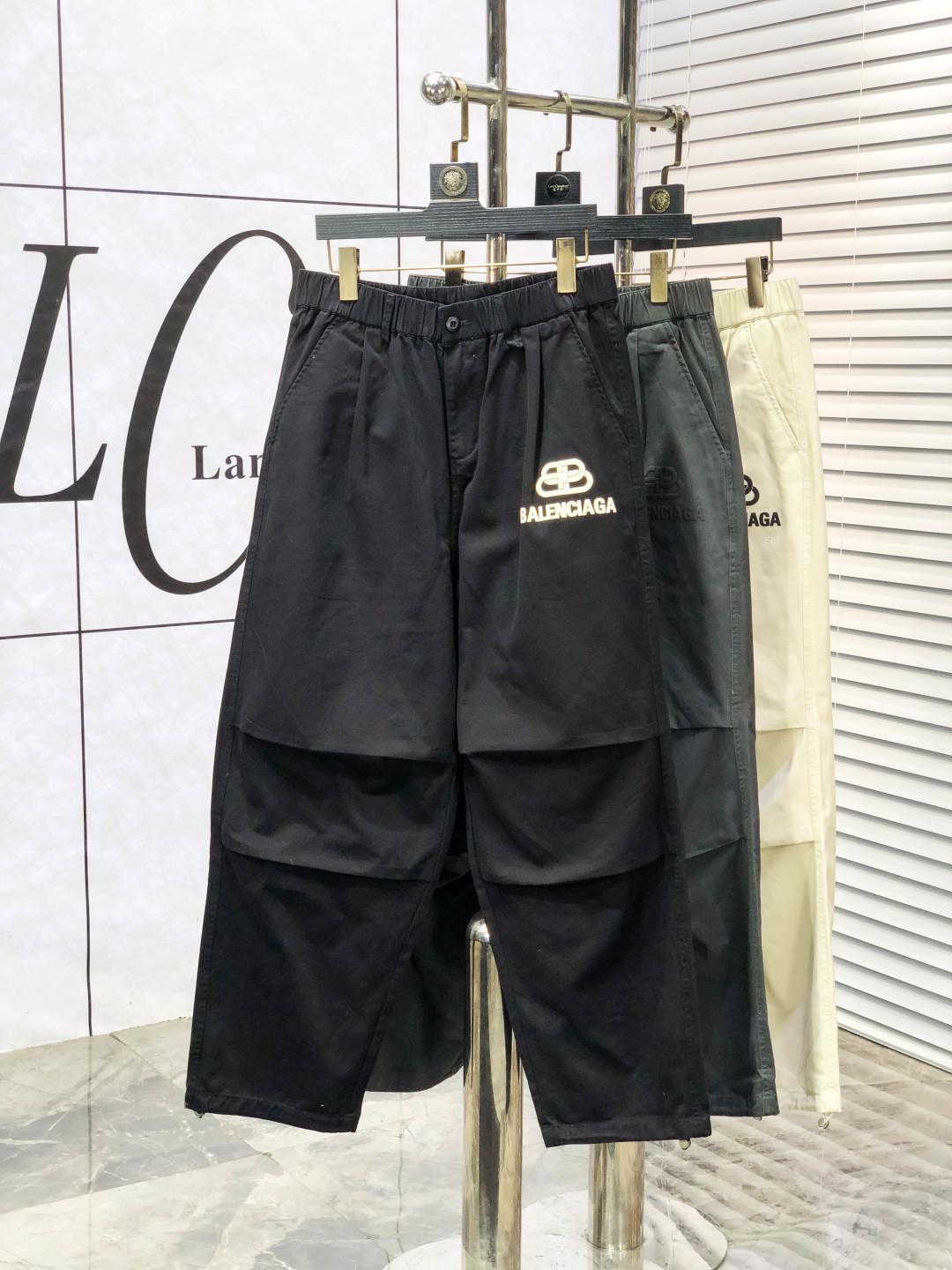 NO:624240,. Balenciaga. Balenciaga. 2025 autumn and winter new counter products are on the market simultaneously. High-quality fashionable casual overalls made from original orders. Super versatile. Exclusively customized fabrics, soft and delicate feel, comfortable next to the body, and super stylish on the upper body! The latest hardware accessories from the original custom-made counter. Super beautiful shape, long upper body and slender legs. The inner lining and wiring are impeccable. You can attend any occasion. Once again, I emphasize that the fabric is very classy! Code number 29-38,,balenciaga,alexander wang19860909.巴黎世家.巴黎世家.25年秋冬专柜新品同步上市.原单订制高品质时尚休闲工装裤.超级百搭款.独家定制面料,手感细腻柔软,贴身舒适,上身超有型！原版定制专柜最新五金辅料.超靓版型、上身显腿修长,c內里,走线都无可挑剔,任何场合都可出席,y再次强调面料非常非常显档次！码数29-38,,balenciaga,alexander wang,Men's clothing