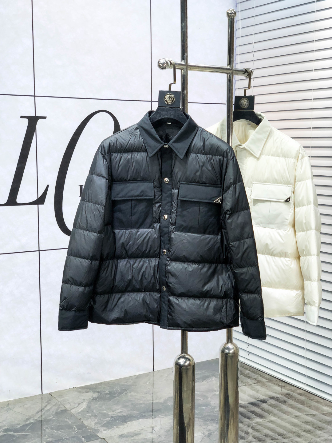 NO:624251,.Prada. 2025 autumn and winter new down jacket. All details of custom-developed hardware accessories are fully processed!  The upper body effect of the version is great!  Versatile, fashionable and handsome!  1f national standard 90 imported white duck down filling!  The original memory silk fabric at the counter has a straight and stylish texture, keeping you warm and not bulky!  The upper body is great. Size m-3xL.m175/130,, prada, jackets & coats, down jacket, alexander wang19860909.普拉达.2025秋冬新款羽绒外套.定制开发五金配件所有细节处理全面到位 ！版型上身效果超赞！百搭时髦又帅气！1f国标90进口白鸭绒填充！专柜原版记忆丝面料质感立挺有型,保暖拒绝臃肿！上身超赞.尺码m-3xL.m175/130,,prada,jackets & coats,down jacket,alexander wang,Men's clothing