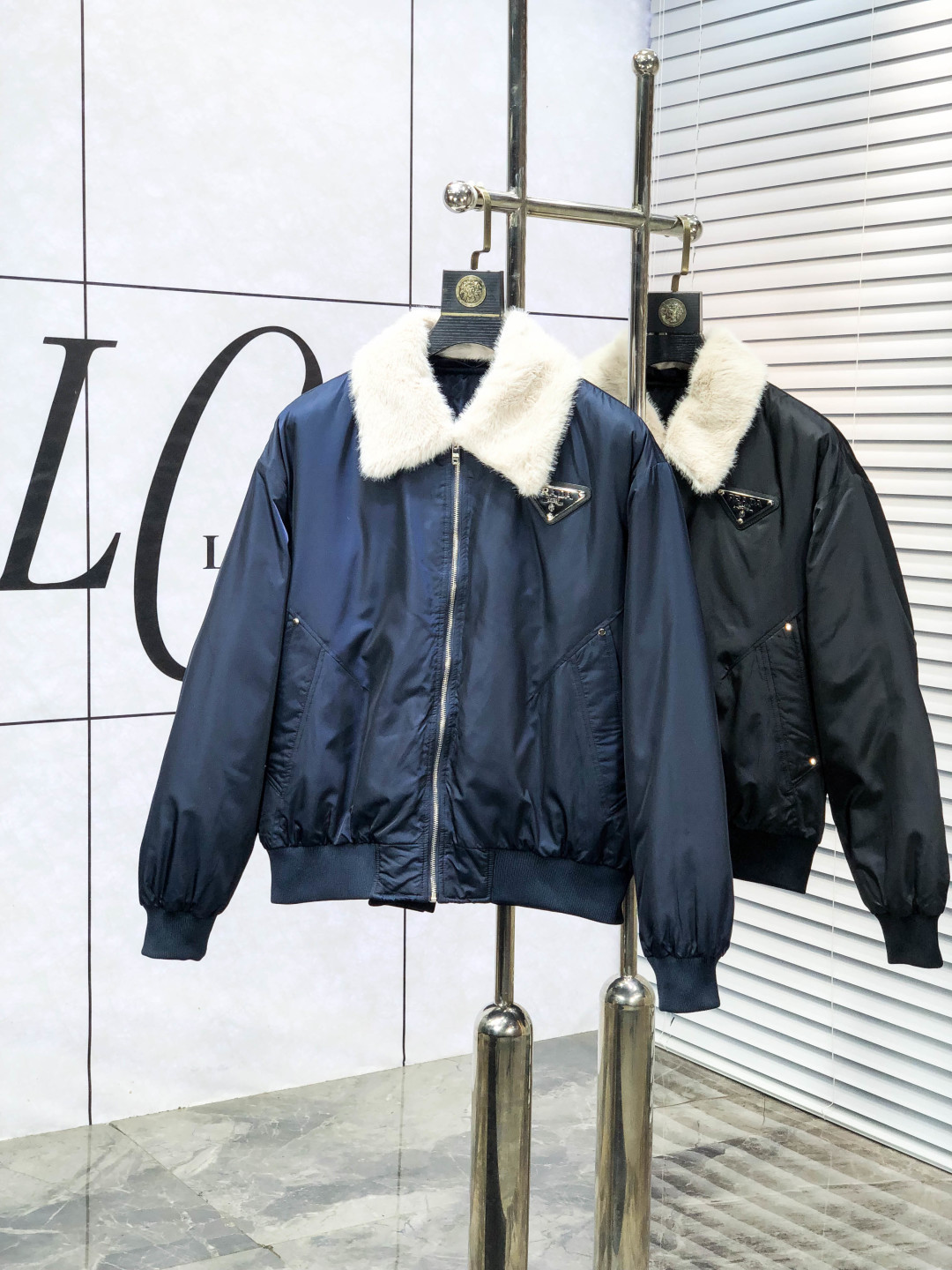 NO:624255,Prada. 2025 autumn and winter new down jacket. All details of custom-developed hardware accessories are fully processed!  The upper body effect of the version is great!  Versatile, fashionable and handsome!  1f national standard 90 imported white duck down filling!  The original memory silk fabric at the counter has a straight and stylish texture, keeping you warm and not bulky!  The upper body is great. Size m-3xL.m175/130,, prada, jackets & coats, down jacket, alexander wang19860909普拉达.2025秋冬新款羽绒外套.定制开发五金配件所有细节处理全面到位 ！版型上身效果超赞！百搭时髦又帅气！1f国标90进口白鸭绒填充！专柜原版记忆丝面料质感立挺有型,保暖拒绝臃肿！上身超赞.尺码m-3xL.m175/130,,prada,jackets & coats,down jacket,alexander wang,Men's clothing