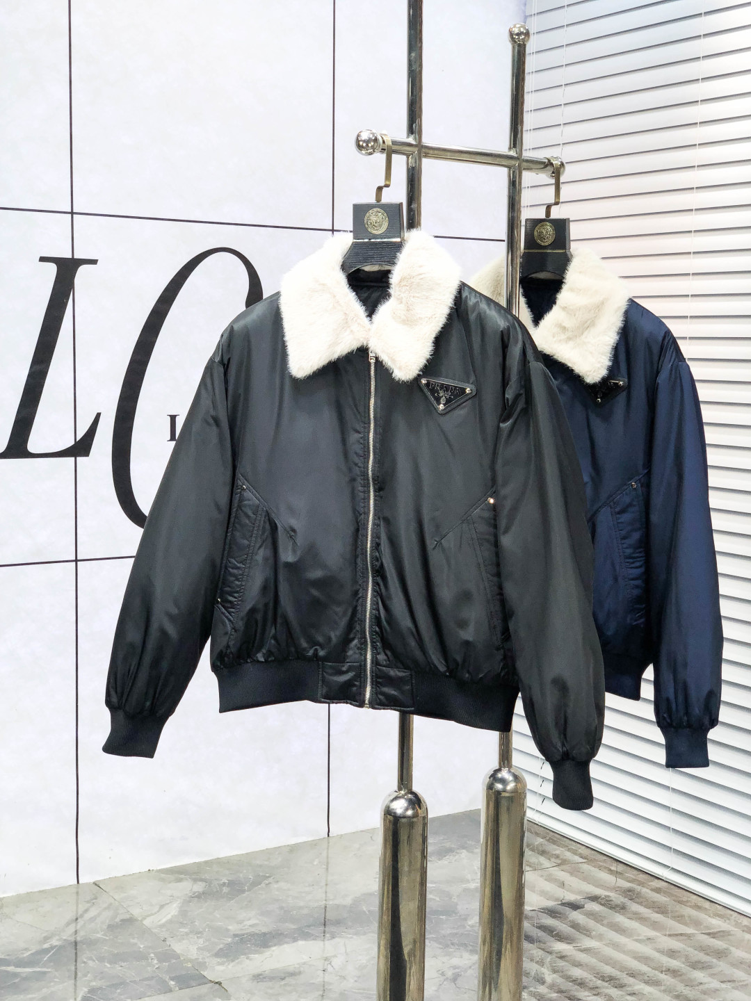 NO:624259,.Prada. 2025 autumn and winter new down jacket. All details of custom-developed hardware accessories are fully processed!  The upper body effect of the version is great!  Versatile, fashionable and handsome!  1f national standard 90 imported white duck down filling!  The original memory silk fabric at the counter has a straight and stylish texture, keeping you warm and not bulky!  The upper body is great. Size m-3xL.m175/130,, prada, jackets & coats, down jacket, alexander wang19860909.普拉达.2025秋冬新款羽绒外套.定制开发五金配件所有细节处理全面到位 ！版型上身效果超赞！百搭时髦又帅气！1f国标90进口白鸭绒填充！专柜原版记忆丝面料质感立挺有型,保暖拒绝臃肿！上身超赞.尺码m-3xL.m175/130,,prada,jackets & coats,down jacket,alexander wang,Men's clothing