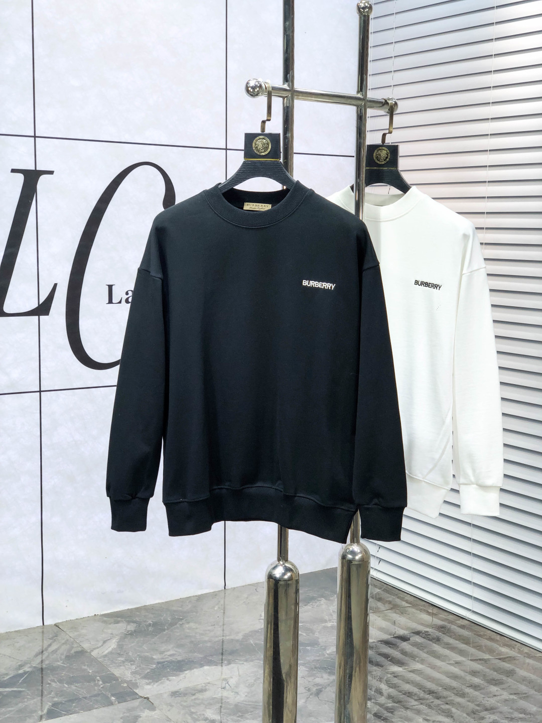 NO:627126,.Burberry. Wear 200 pounds. 2025 autumn and winter new style!  New men's original casual pullover sweatshirt. Customized original fabric. D is soft and delicate to the touch. It is comfortable and breathable to wear. The texture and comfort of the fabric are at its peak. Overweight classic logo pattern design. The factory makes fine and versatile casual clothes. The upper body is very good. Men's must-have items. Size M-3XL. m wears 175/130, burberry, hoodie, sweatshirts, alexander wang19860909.巴宝莉.穿200斤.2025秋冬新款！新款男士原单休闲套头卫衣 定制原版面料 D手感柔软细腻 穿着亲肤舒适透气 面料质感与舒适度达到登峰造极 超重经典logo图案设计 代工厂精细做百搭休闲 上身非常赞 男士必备单品 尺码M-3XL m穿175/130,,burberry,hoodie,sweatshirts,alexander wang,Men's clothing