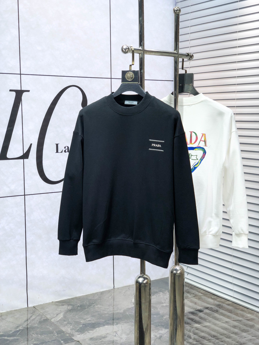 NO:627112,.Prada. Wear 200 pounds. 2025 autumn and winter new style!  New men's original casual pullover sweatshirt. Customized original fabric. D feels soft and delicate. It is comfortable and breathable to wear. The texture and comfort of the fabric are at its peak. Overweight classic logo pattern design. The factory makes fine and versatile casual clothes. The upper body is very good. Men's must-have items. Size M-3XL. m wears 175/130, prada, hoodie, sweatshirts, alexander wang19860909.普拉达.穿200斤.2025秋冬新款！新款男士原单休闲套头卫衣 定制原版面料 D手感柔软细腻 穿着亲肤舒适透气 面料质感与舒适度达到登峰造极 超重经典logo图案设计 代工厂精细做百搭休闲 上身非常赞 男士必备单品 尺码M-3XL m穿175/130,,prada,hoodie,sweatshirts,alexander wang,Men's clothing